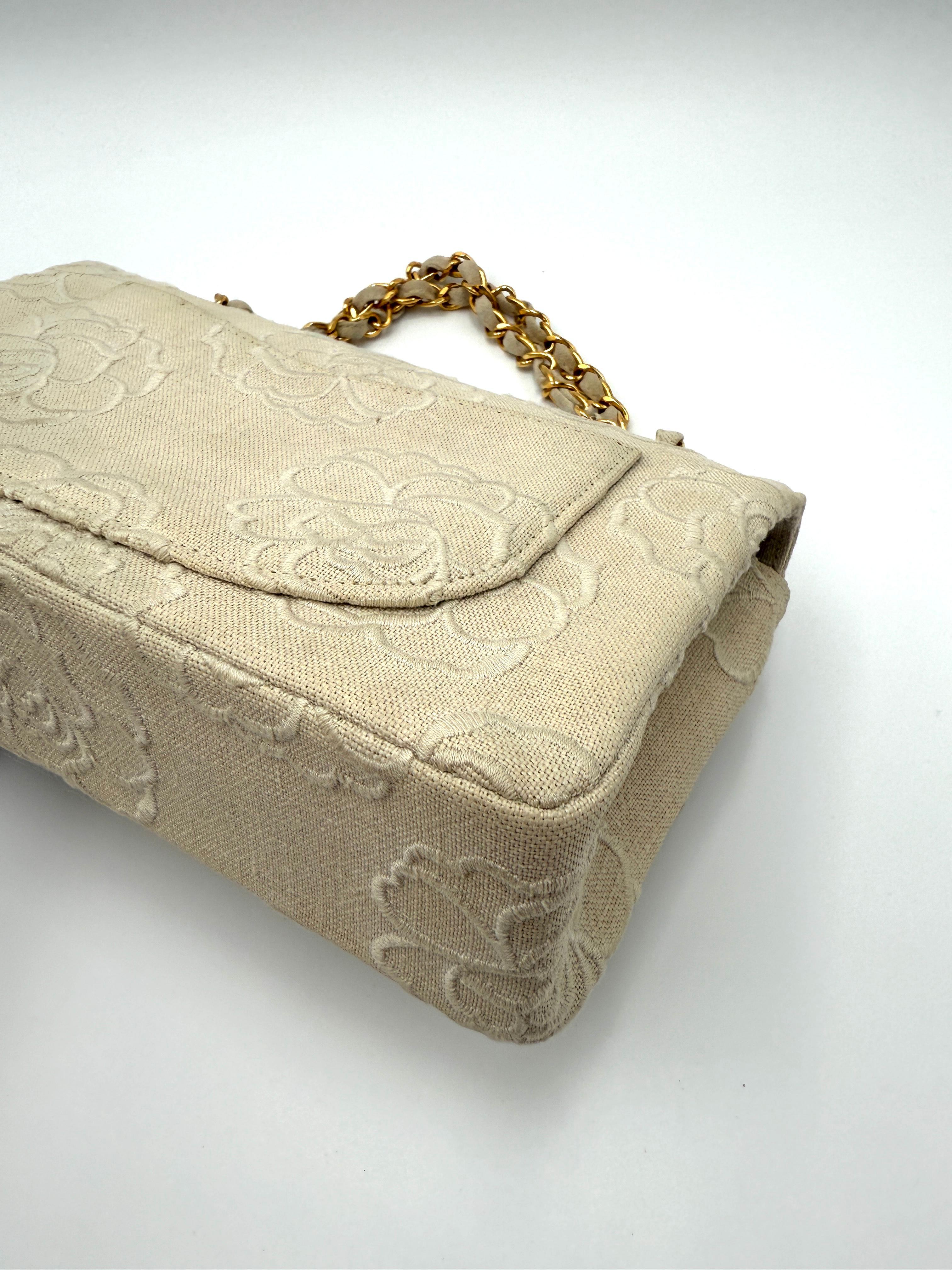 Chanel - Petit sac à rabat brodé Camellia en vente 6
