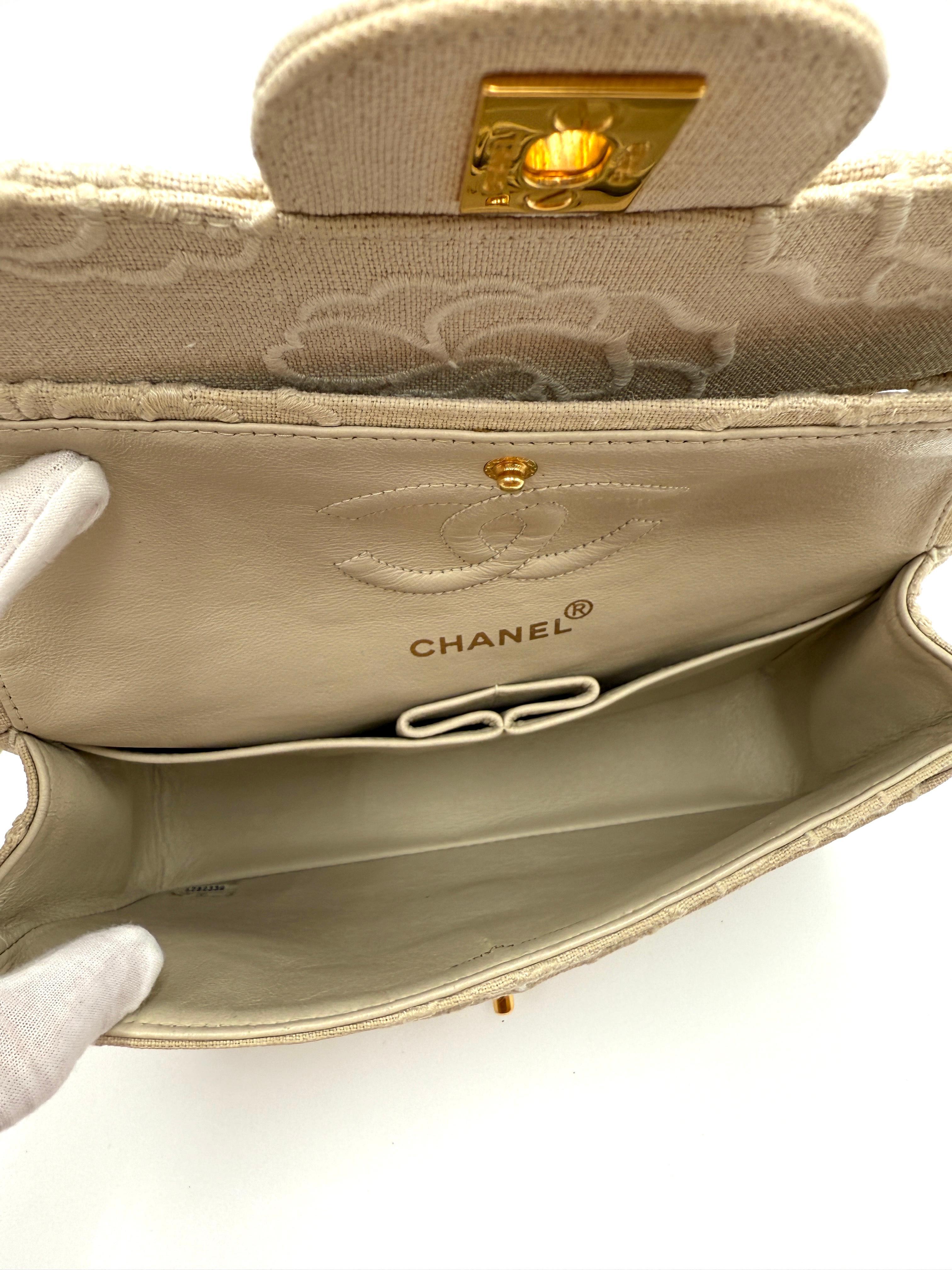 Chanel - Petit sac à rabat brodé Camellia en vente 12