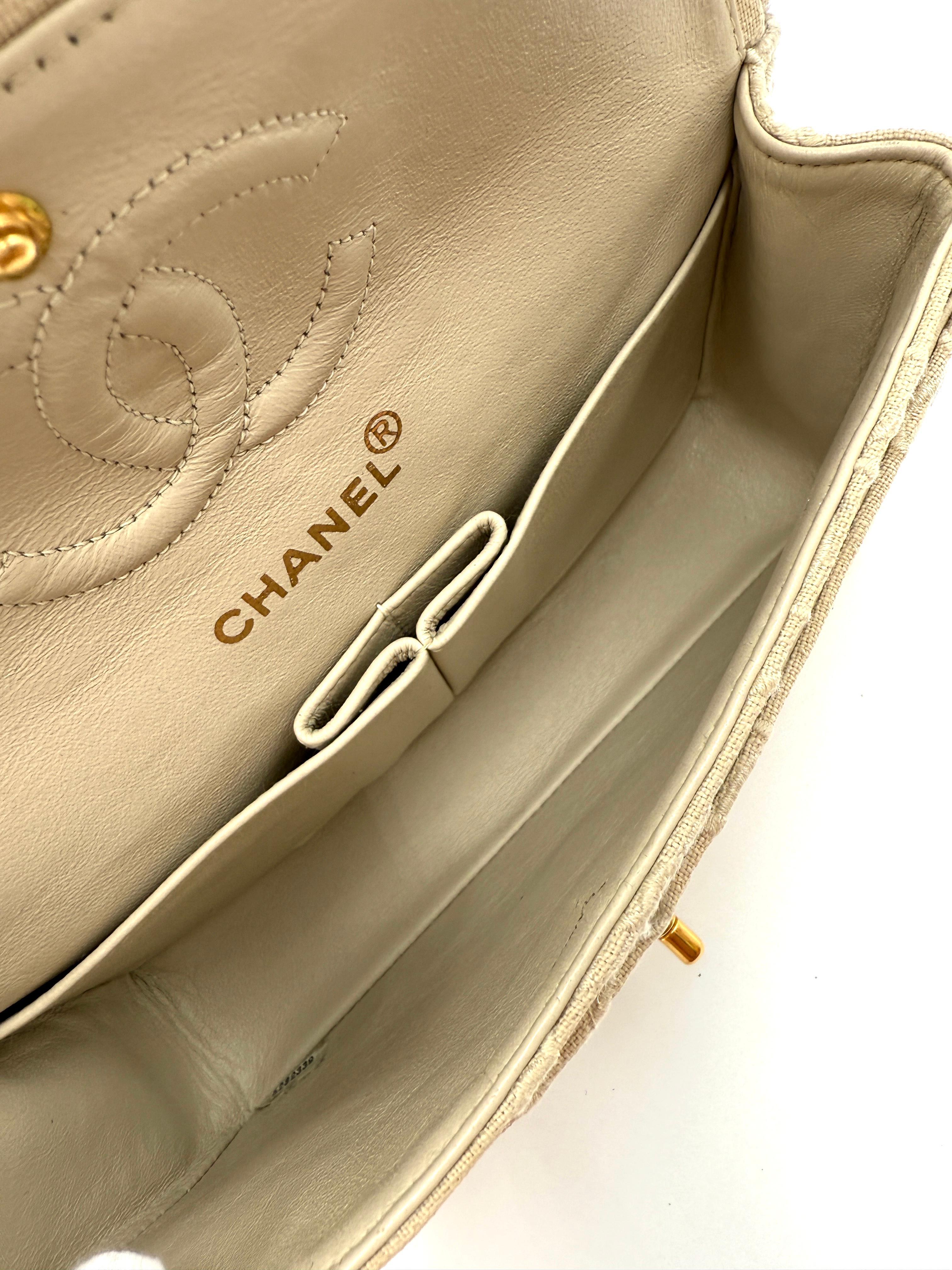 Chanel - Petit sac à rabat brodé Camellia en vente 13