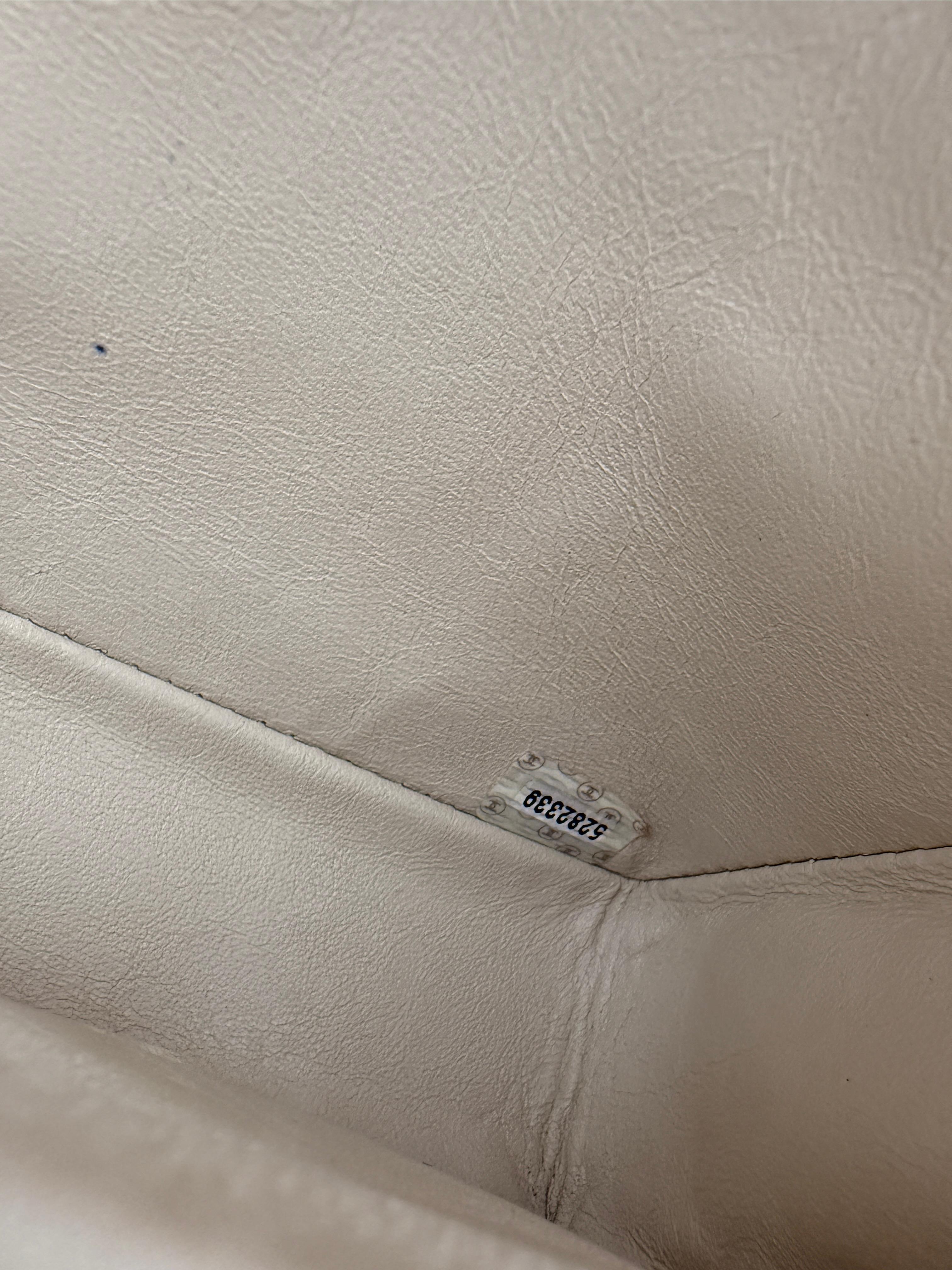 Chanel - Petit sac à rabat brodé Camellia en vente 15