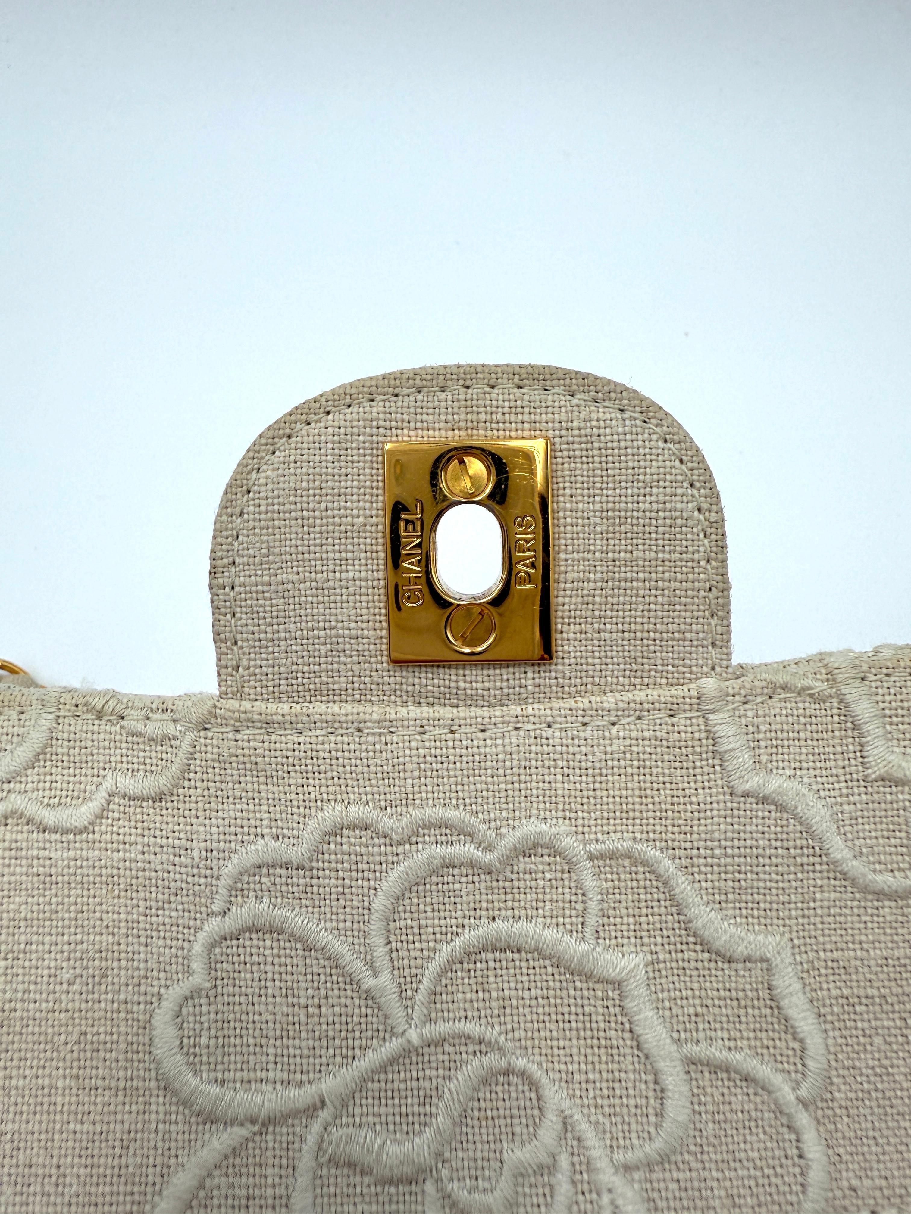 Chanel - Petit sac à rabat brodé Camellia en vente 10
