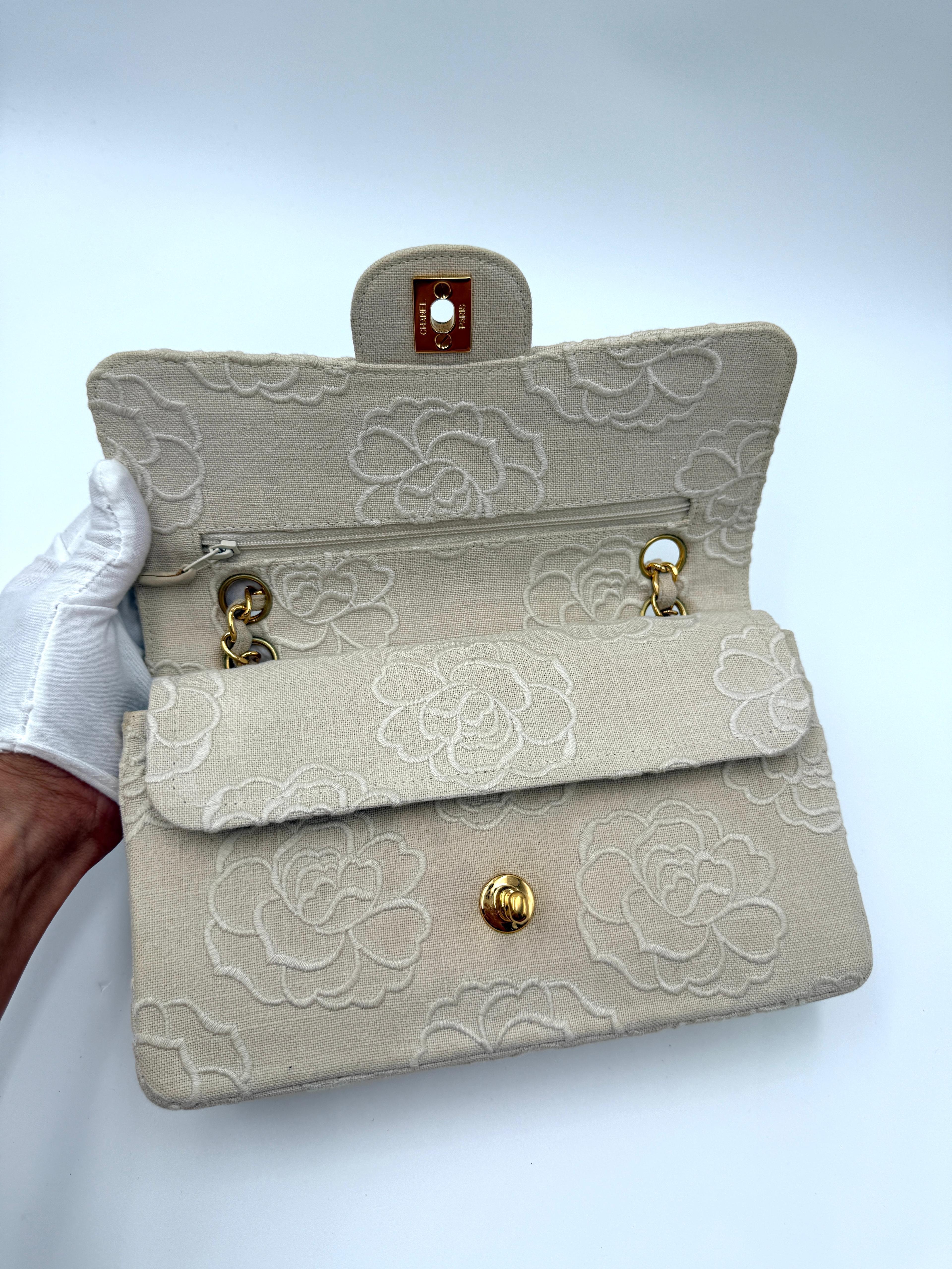 Chanel - Petit sac à rabat brodé Camellia en vente 9