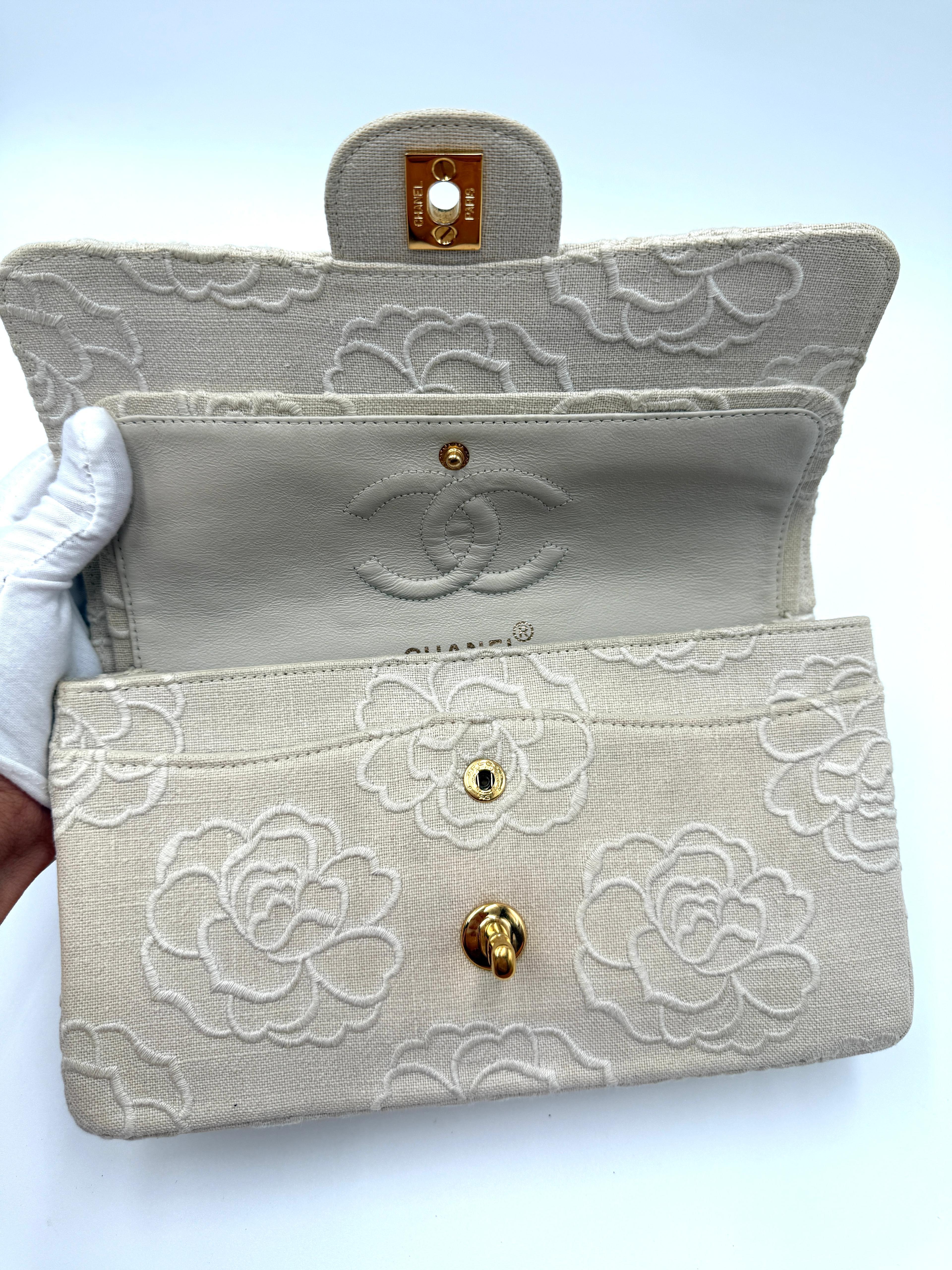 Chanel - Petit sac à rabat brodé Camellia en vente 11