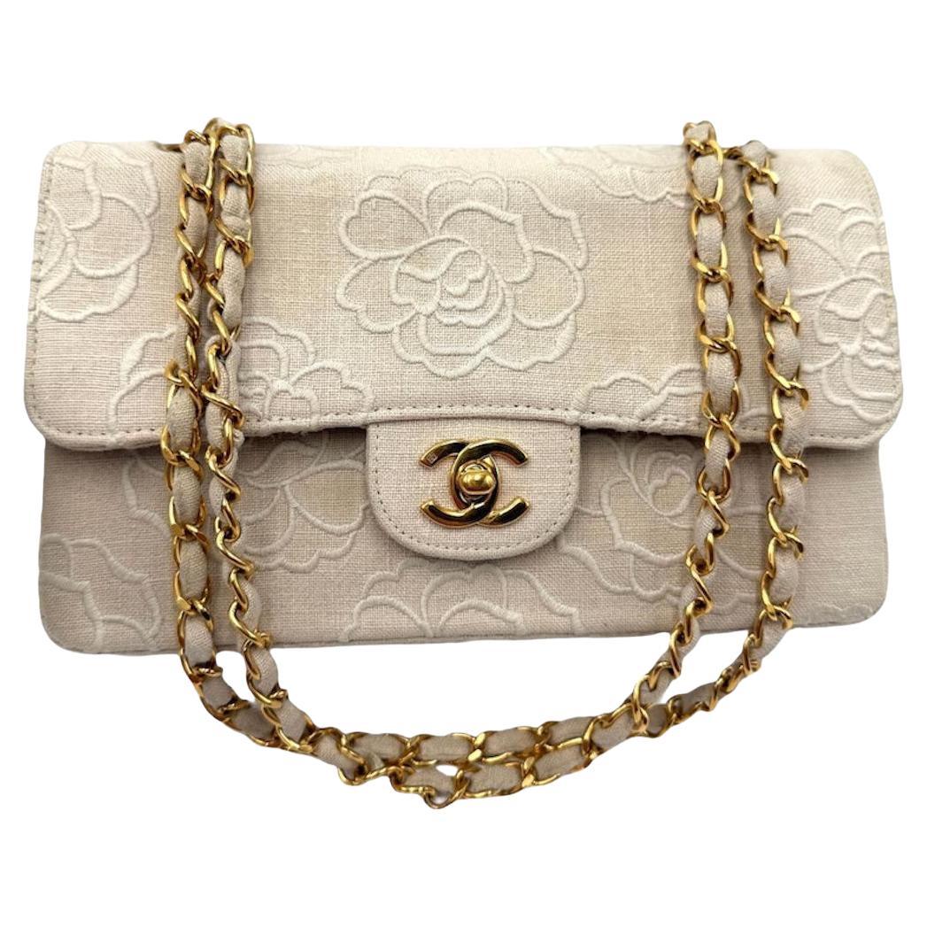 Chanel - Petit sac à rabat brodé Camellia en vente