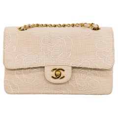 Chanel - Petit sac à rabat brodé Camellia