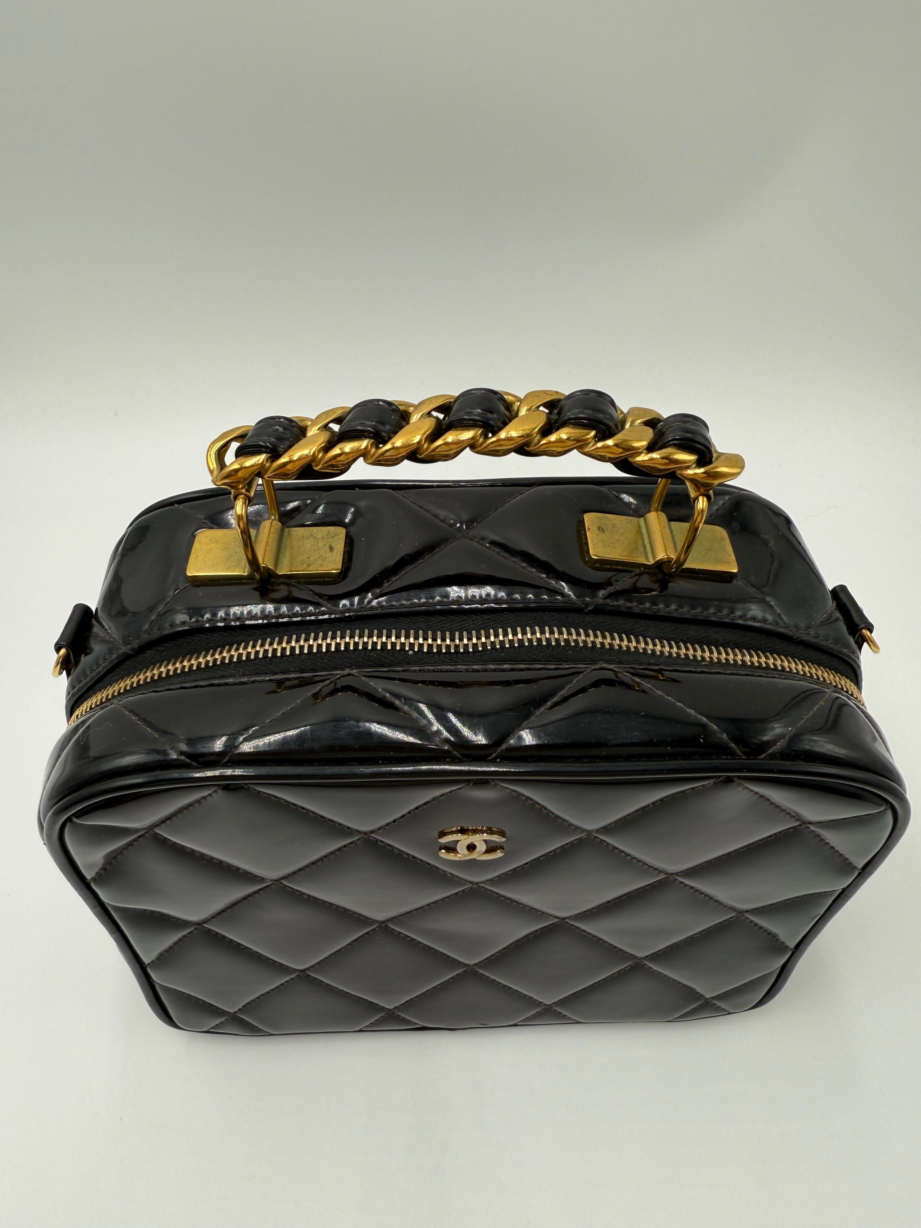 Si tratta di una rara vanity bag della collezione Chanel del 1995. Ciò che distingue questo pezzo dalla maggior parte delle altre vanity bag presenti sul mercato è la presenza del logo CC in oro sulla parte anteriore. Quasi tutti i modelli simili