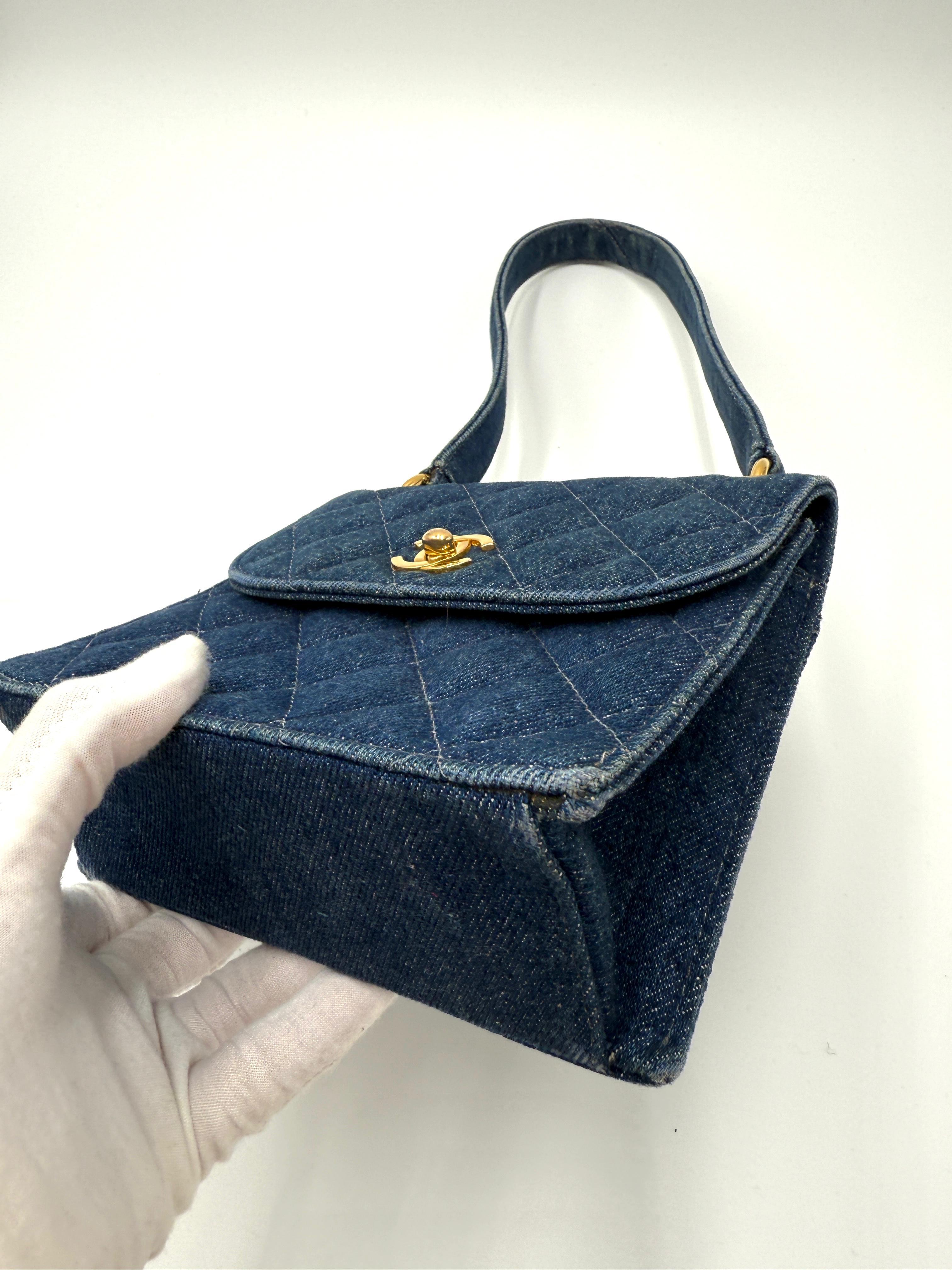 Mini sac en denim vintage de Chanel en vente 5