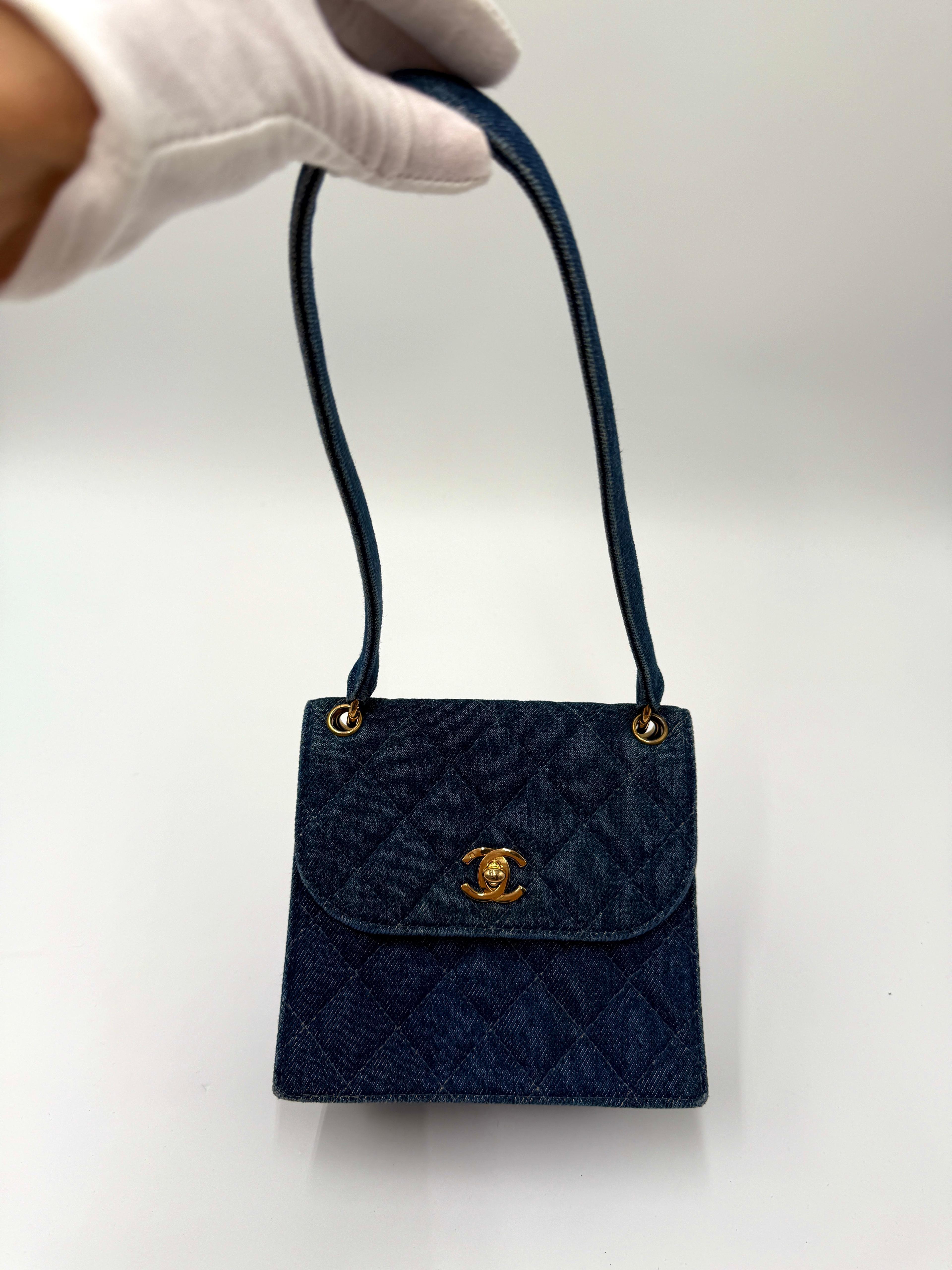 Mini sac en denim vintage de Chanel Bon état - En vente à San Francisco, CA