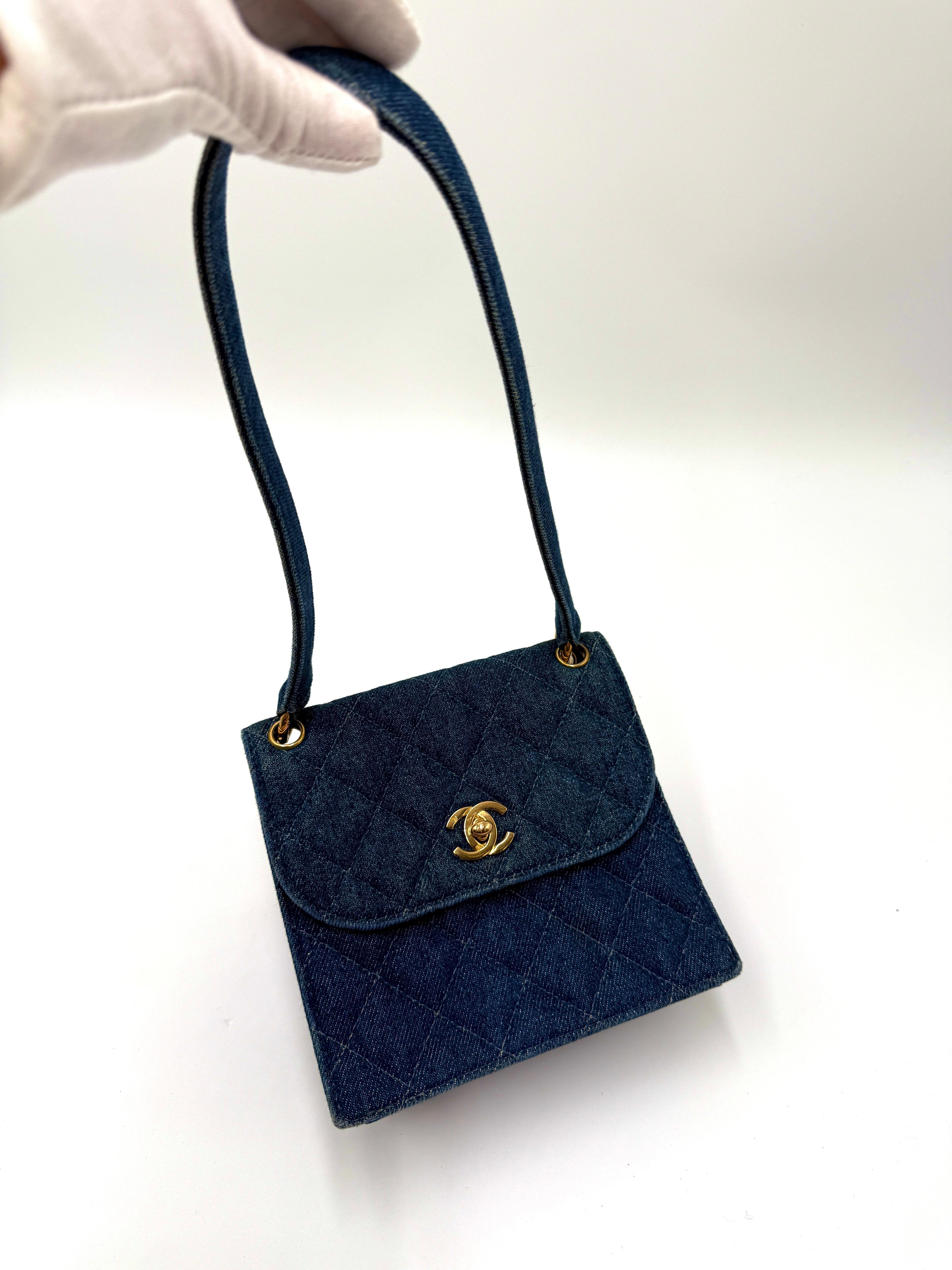 Noir Mini sac en denim vintage de Chanel en vente