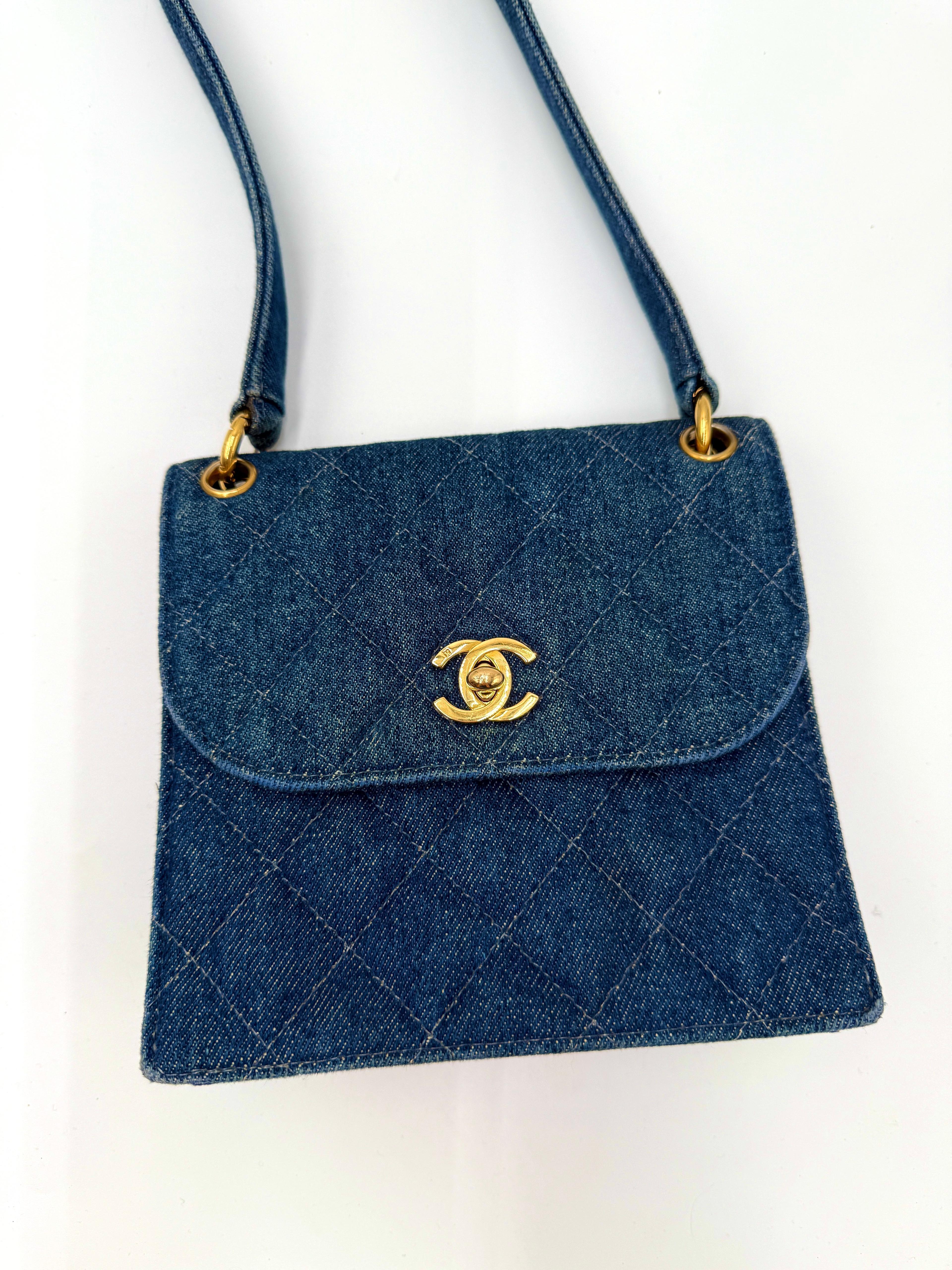 Mini sac en denim vintage de Chanel en vente 1