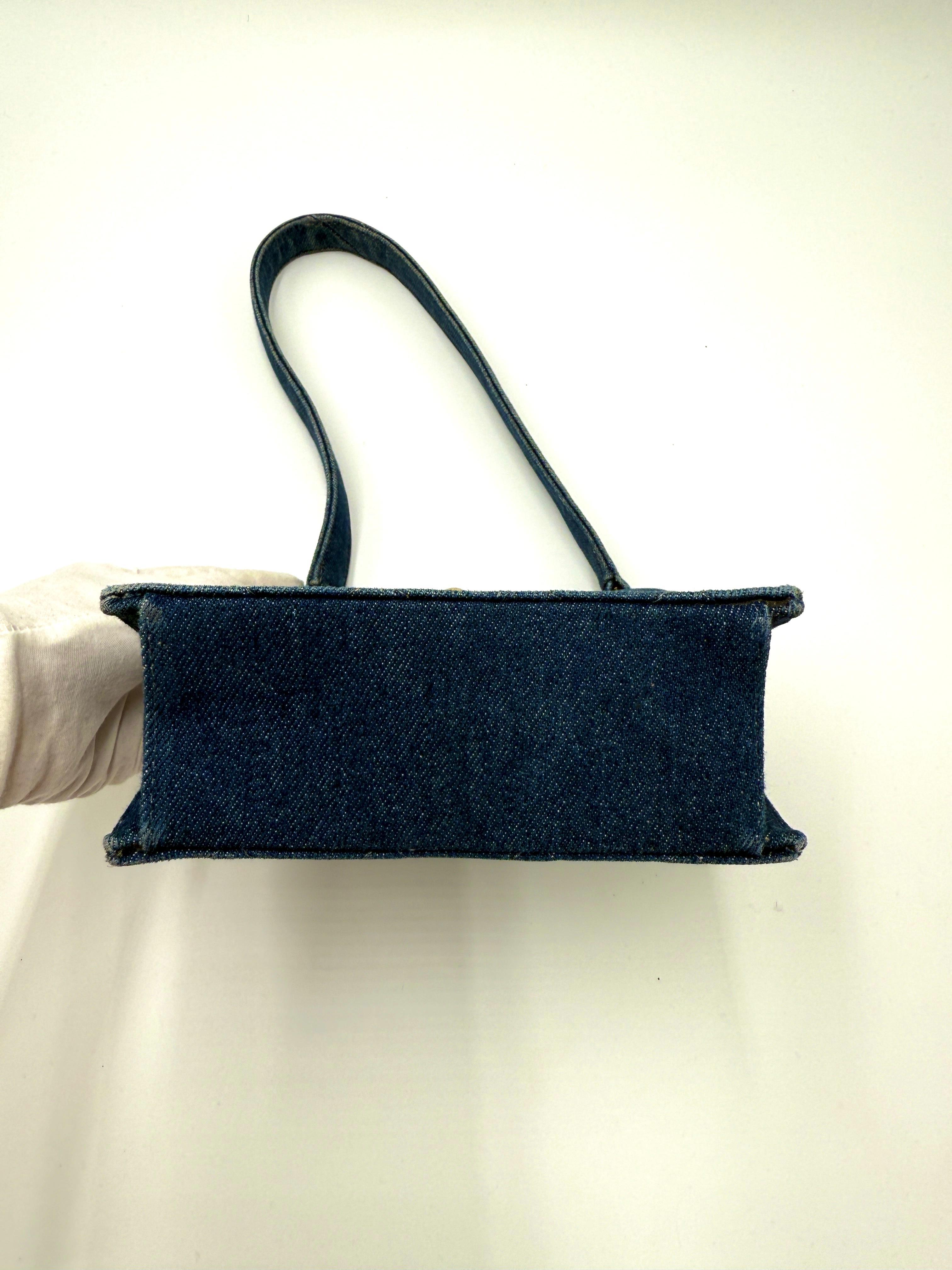 Mini sac en denim vintage de Chanel en vente 2