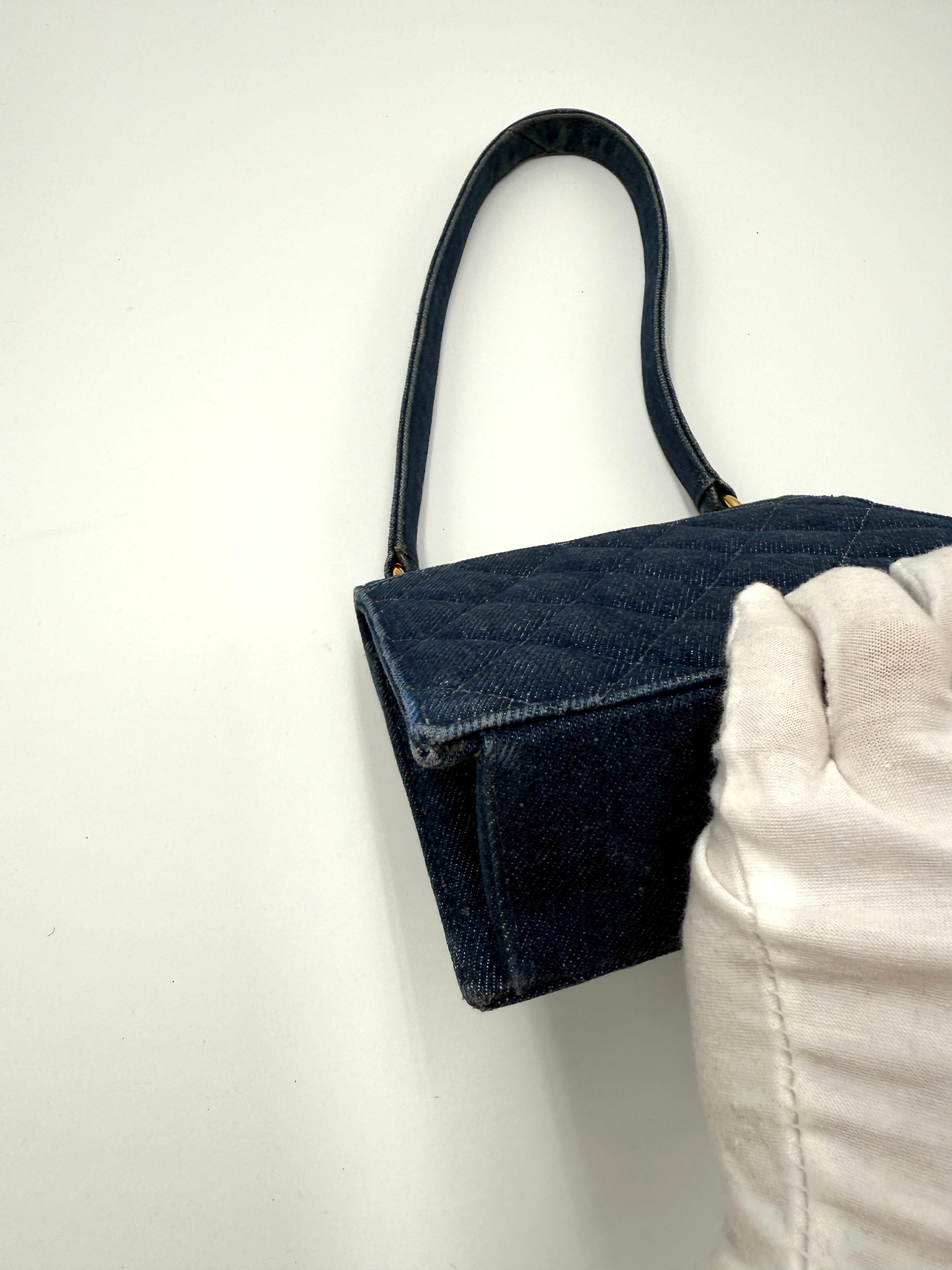 Mini sac en denim vintage de Chanel en vente 8