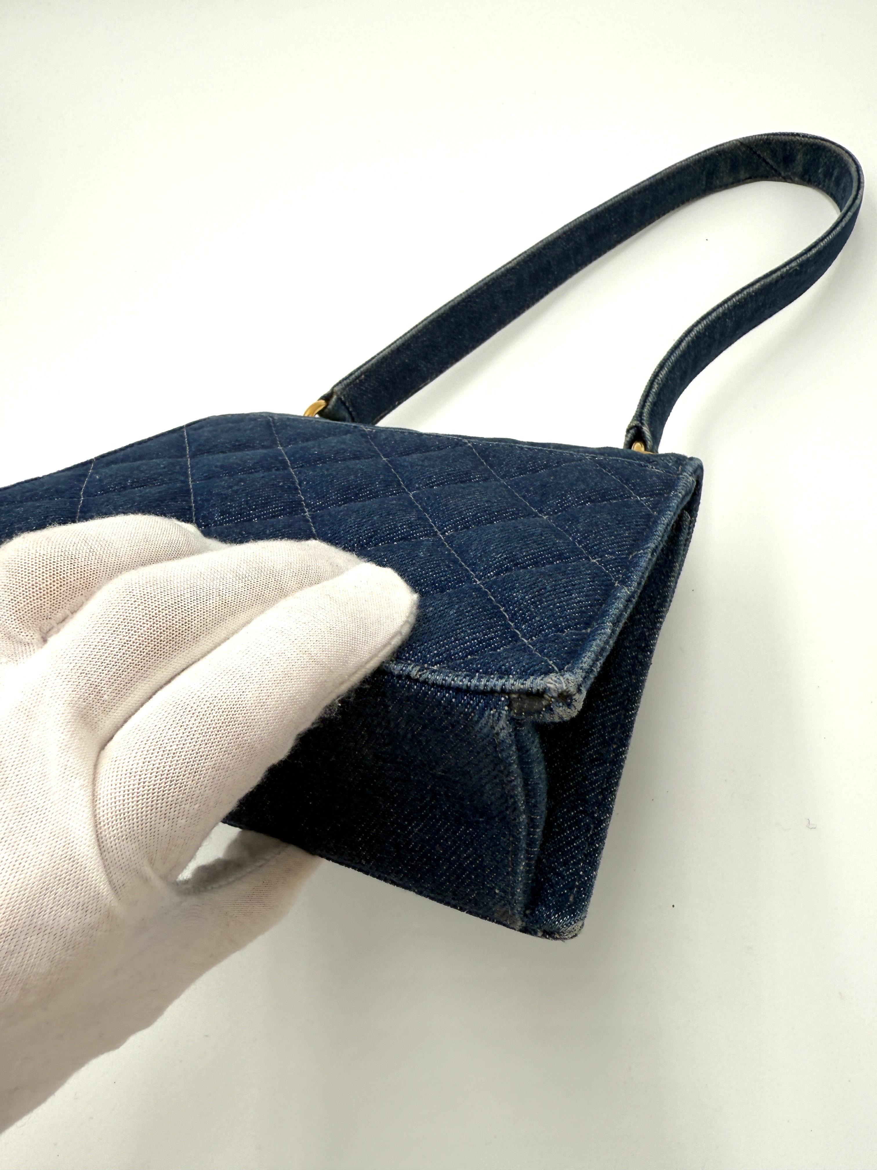 Mini sac en denim vintage de Chanel en vente 7