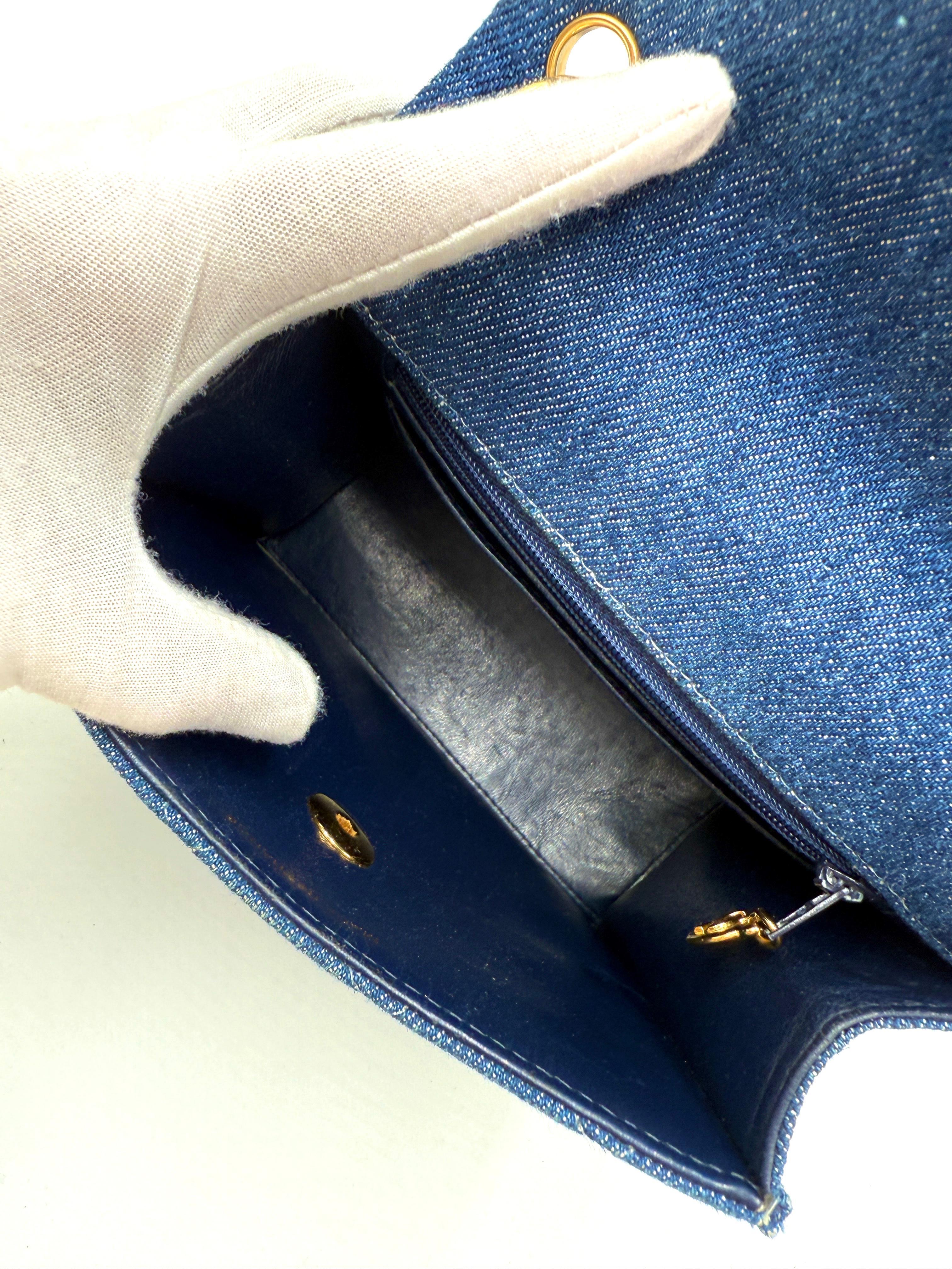 Mini sac en denim vintage de Chanel en vente 11