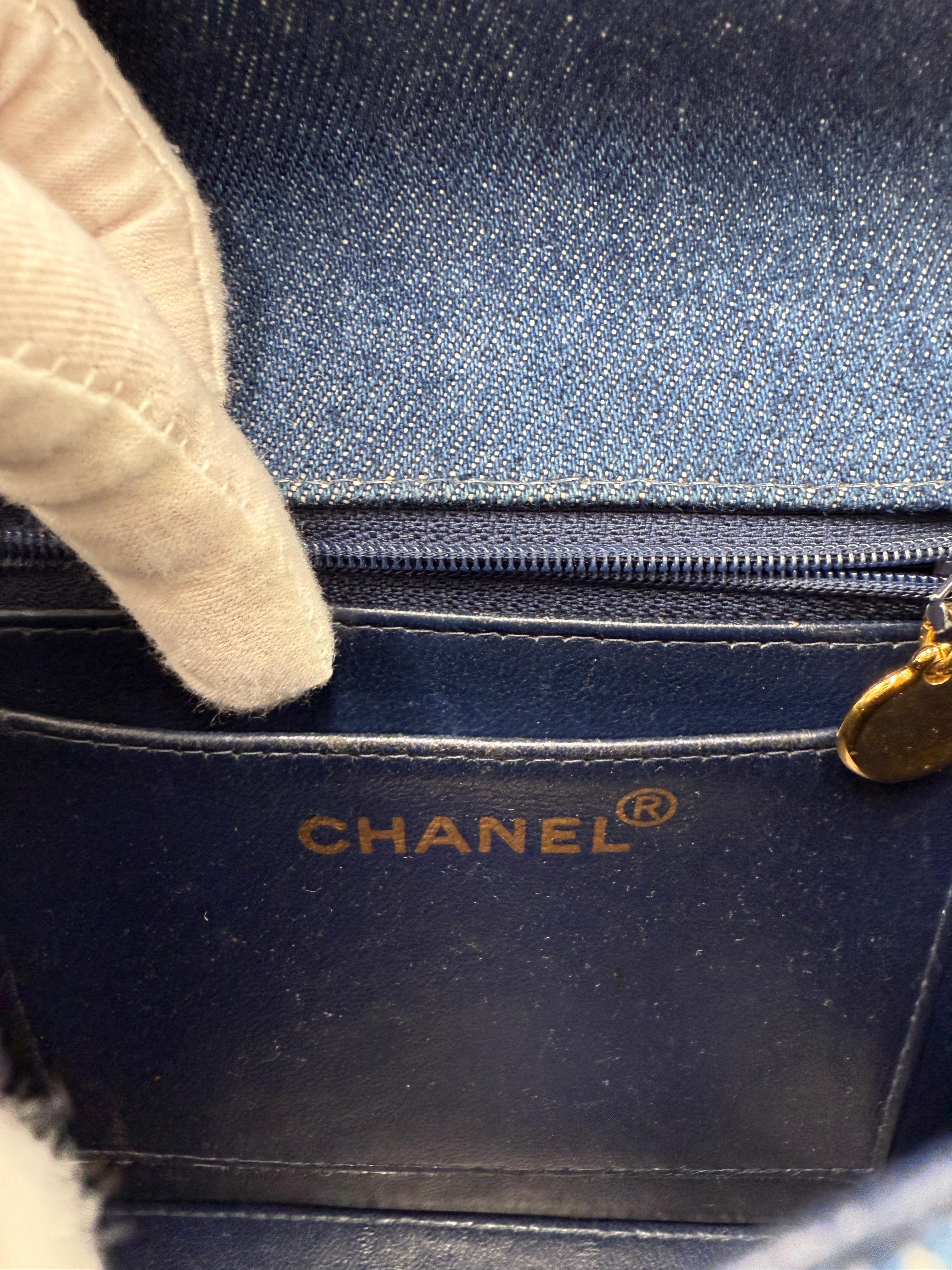 Mini sac en denim vintage de Chanel en vente 13