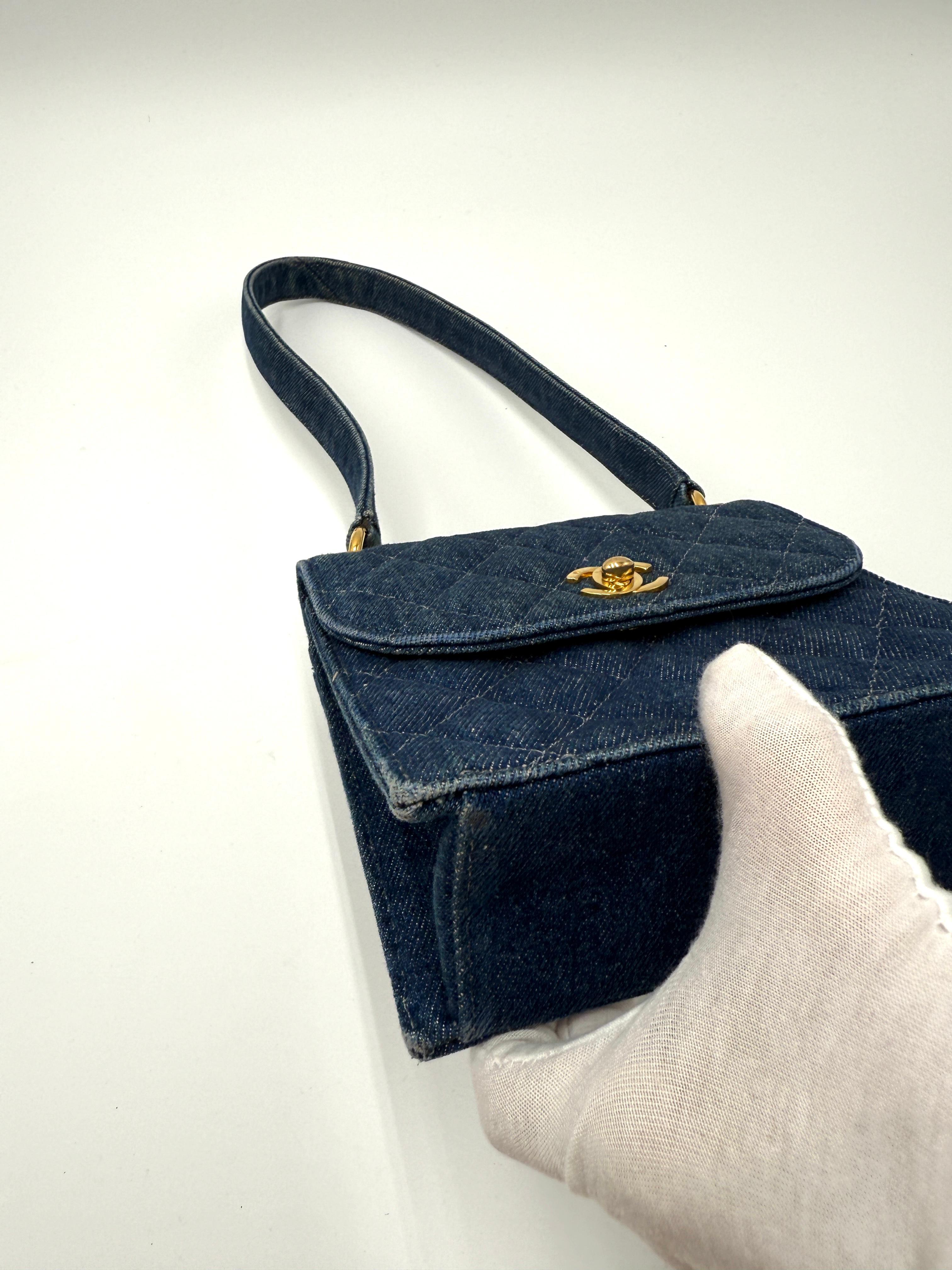Mini sac en denim vintage de Chanel en vente 6