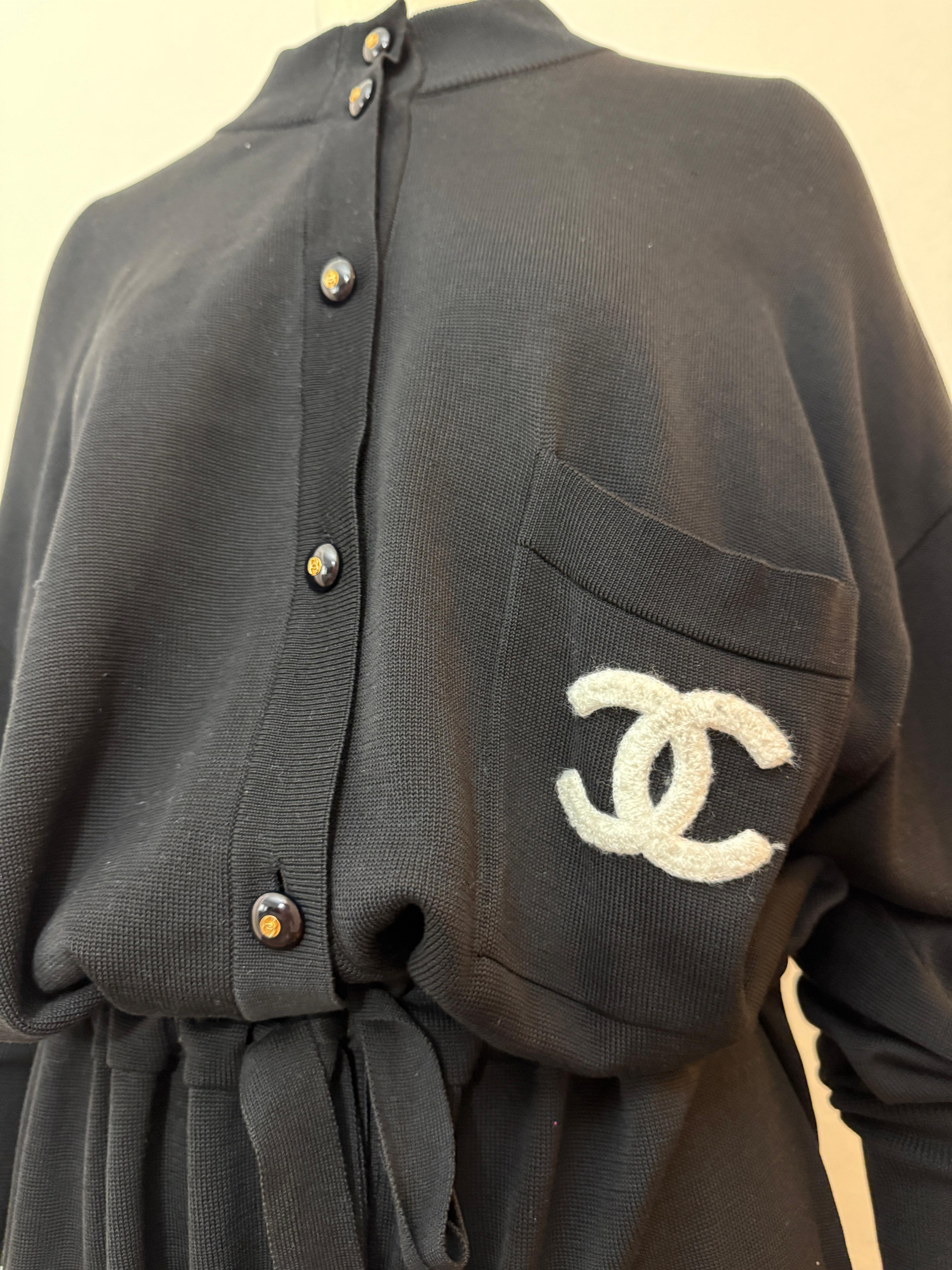 Tuta Chanel 1993 nera con dettaglio logo - Taglia 44 in vendita 1