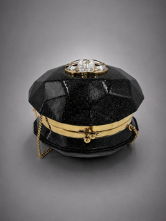 MINAUDIÈRE CHANEL 2008 EN RÉSINE AVEC LOGO CC EN CRISTAL, INSPIRÉE DU DÉFILÉ