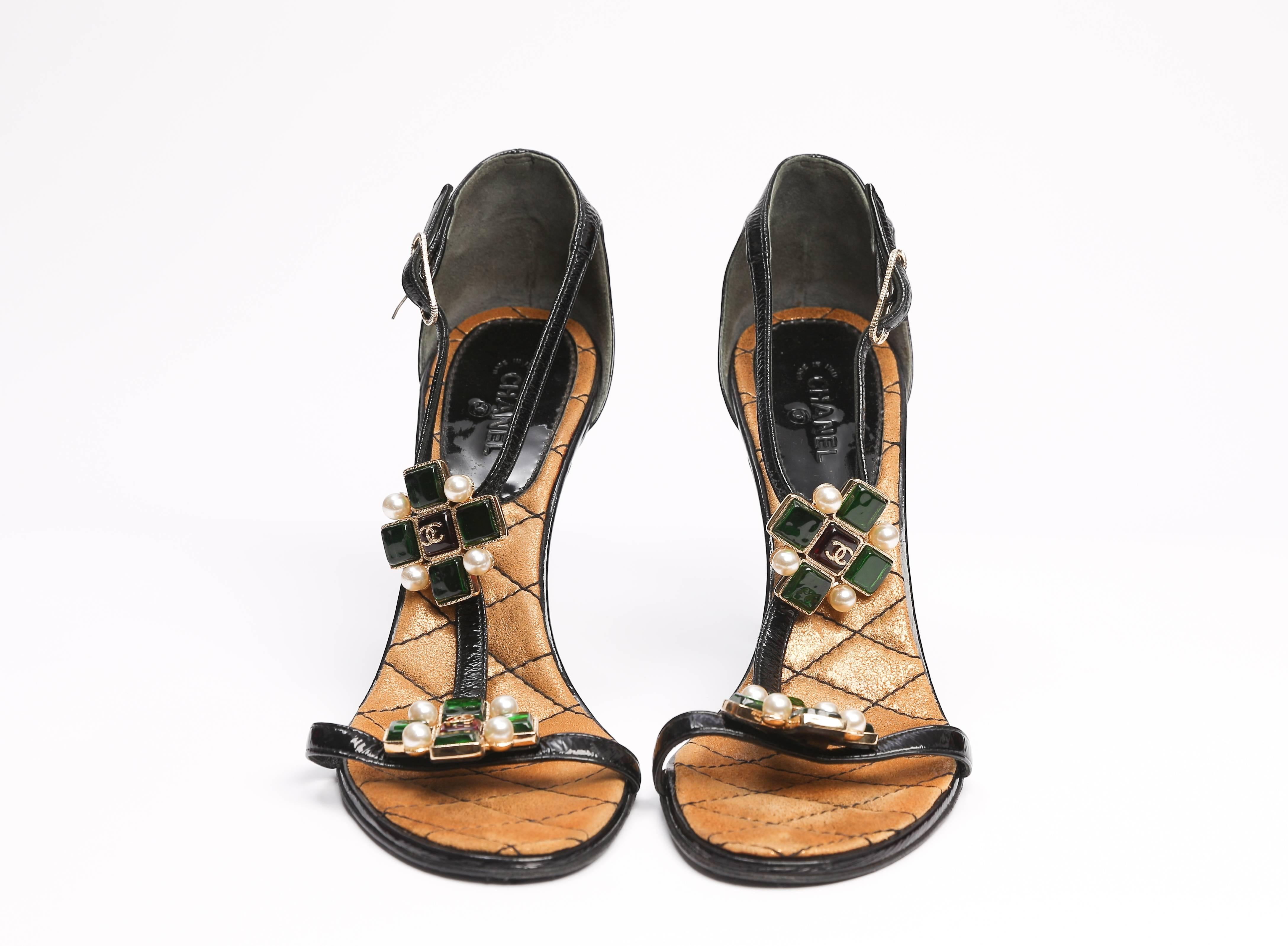Open toe patent sandal with gold leather quilted insoles.

 Two red and green 'Pate de Verre' and pearl embellishments.

-Heel height 3.5

Comes with original box.