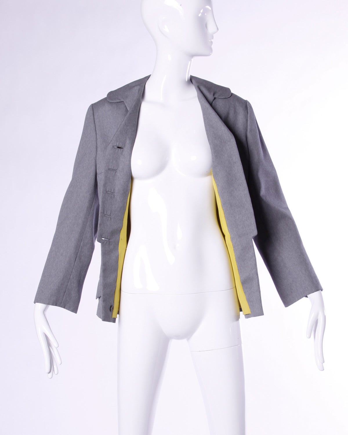 Espectacular chaqueta vintage de Irene Lentz de los años 40. Prístina sastrería de alta costura con botones que se hacen más pequeños hacia la mitad de la chaqueta. Encantador forro amarillo. ¡Una pieza muy rara!

Detalles:

Totalmente
