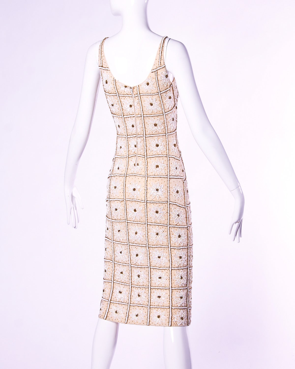 Schweres Vintage-Strickkleid aus weißer Wolle mit Perlen und Pailletten und Blumen, 1960er Jahre  (Beige) im Angebot