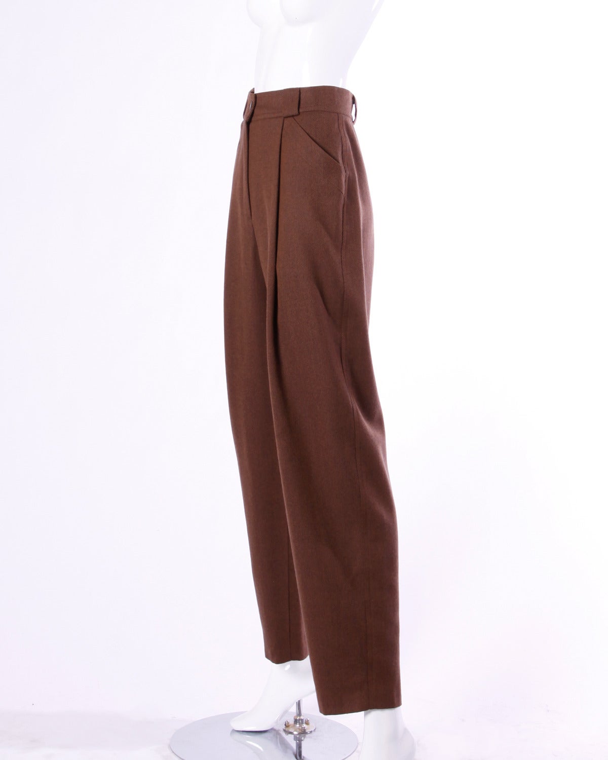 Tailored high waisted wool trousers in brown by Escada.

Details:

Unlined
Front Pockets
Front Button and Zip Closure
Marked Size: 34
Color: Brown
Fabric: Wool
Label: Escada

Measurements:

Waist: 26