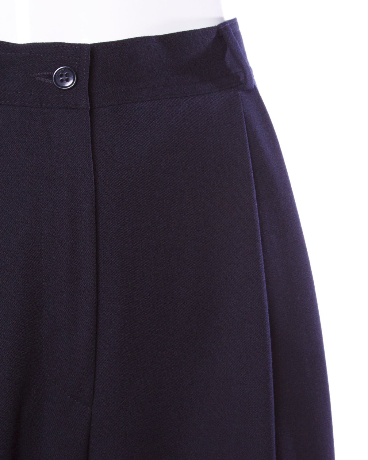 Vintage Valentino pleated trousers with side pockets and a high waist. Classic and elegant.

Details:

Unlined
Side Pockets
Front Button and Zip Closure
Marked Size: 12/ 46
Color: Navy Blue
Fabric: Wool
Label: Valentino/ Miss