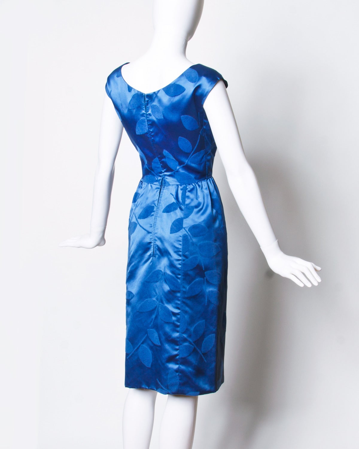 Vintage blue silk satin cocktail dress with a tiny nipped waist and hourglass silhouette.

Details:

Fully Lined
Back Metal Zip Closure
Estimated Size: XS
Color: Blue
Fabric: Silk Satin

Measurements:

Bust: 34