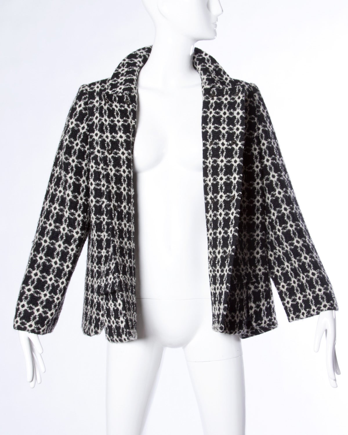 Beautiful vintage boxy cut double breasted jacket in a black and white geometric pattern by Pierre Cardin. Black silk lining and front flap pockets.

Details:

Fully Lined
Front Pockets
Front Snap Closure
Estimated Size: M-L
Color: Black/
