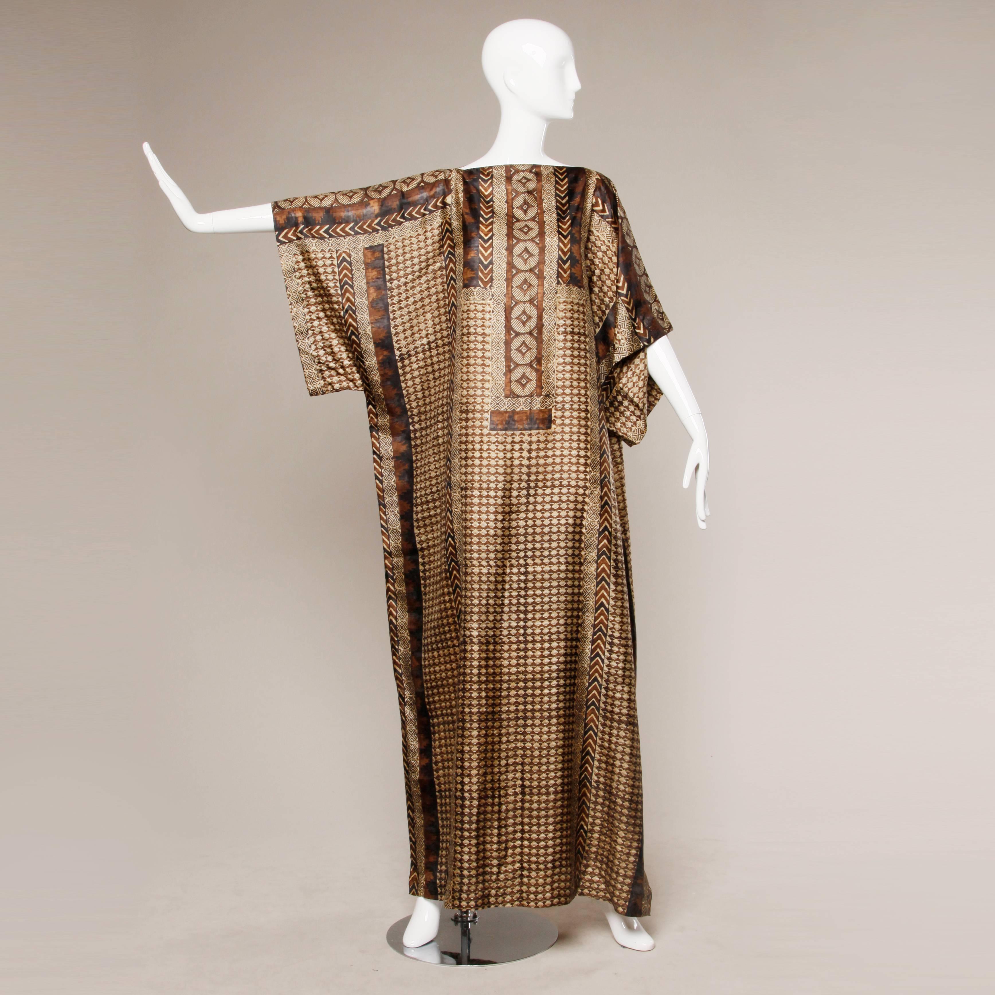 Stunning vintage hand block printed caftan maxi dress in 100% silk. Gorgeous Indian print and bat wing sleeves. Free size will fit XS-XL. No closure, pulls on. Unlined.