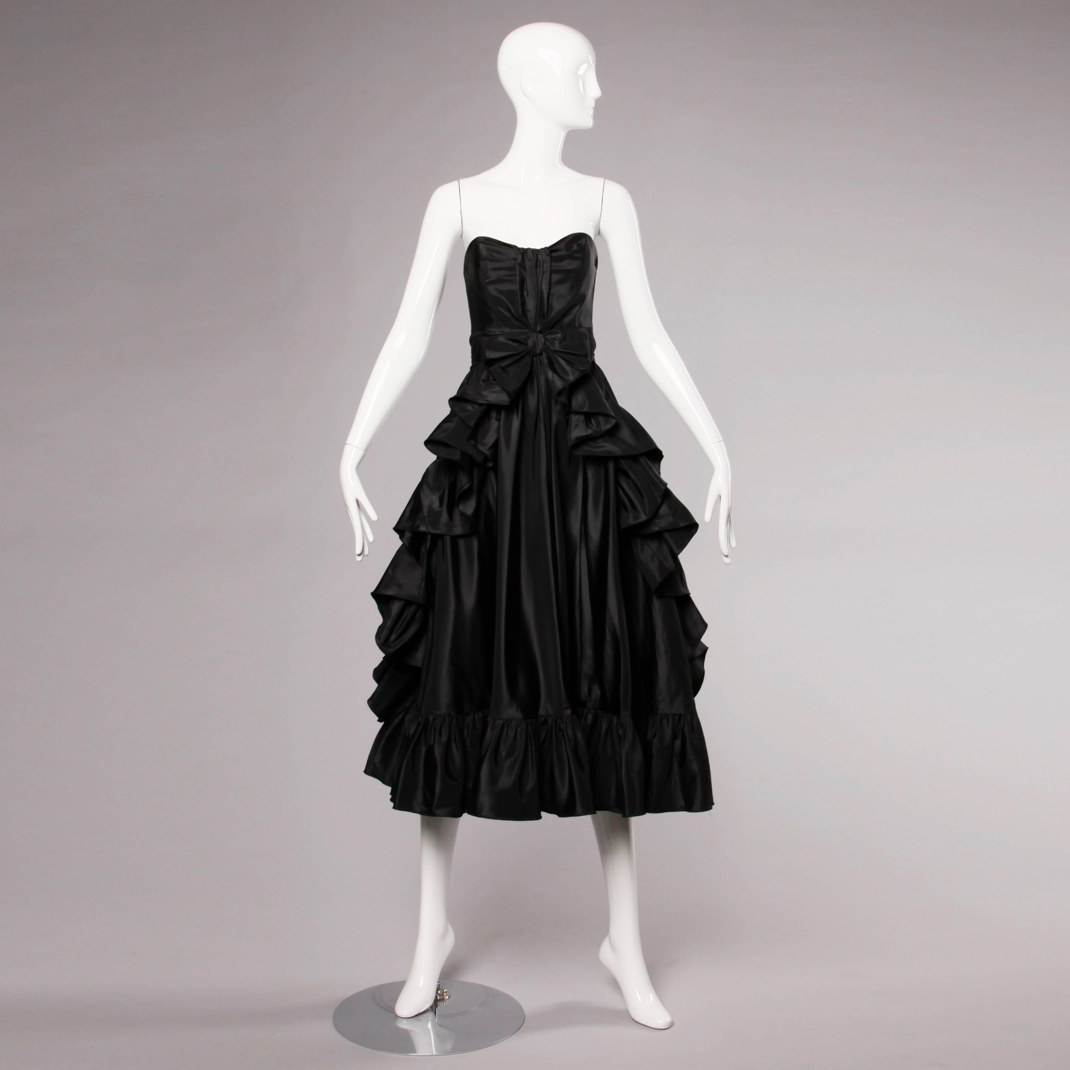 Robe de soirée vintage Jean Varon en taffetas noir avec volants et nœud, sans bretelles Pour femmes en vente