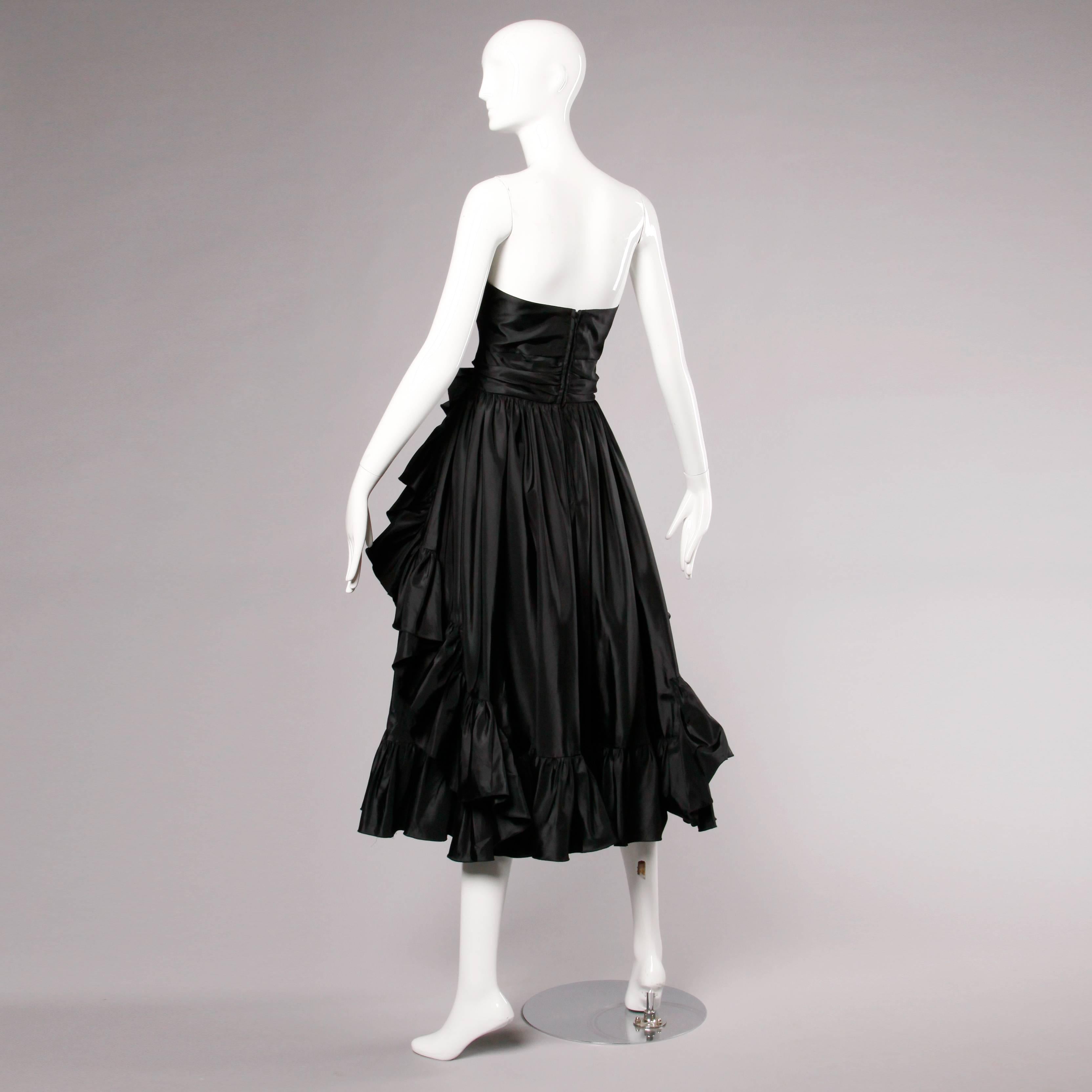 Robe de soirée vintage Jean Varon en taffetas noir avec volants et nœud, sans bretelles en vente 2