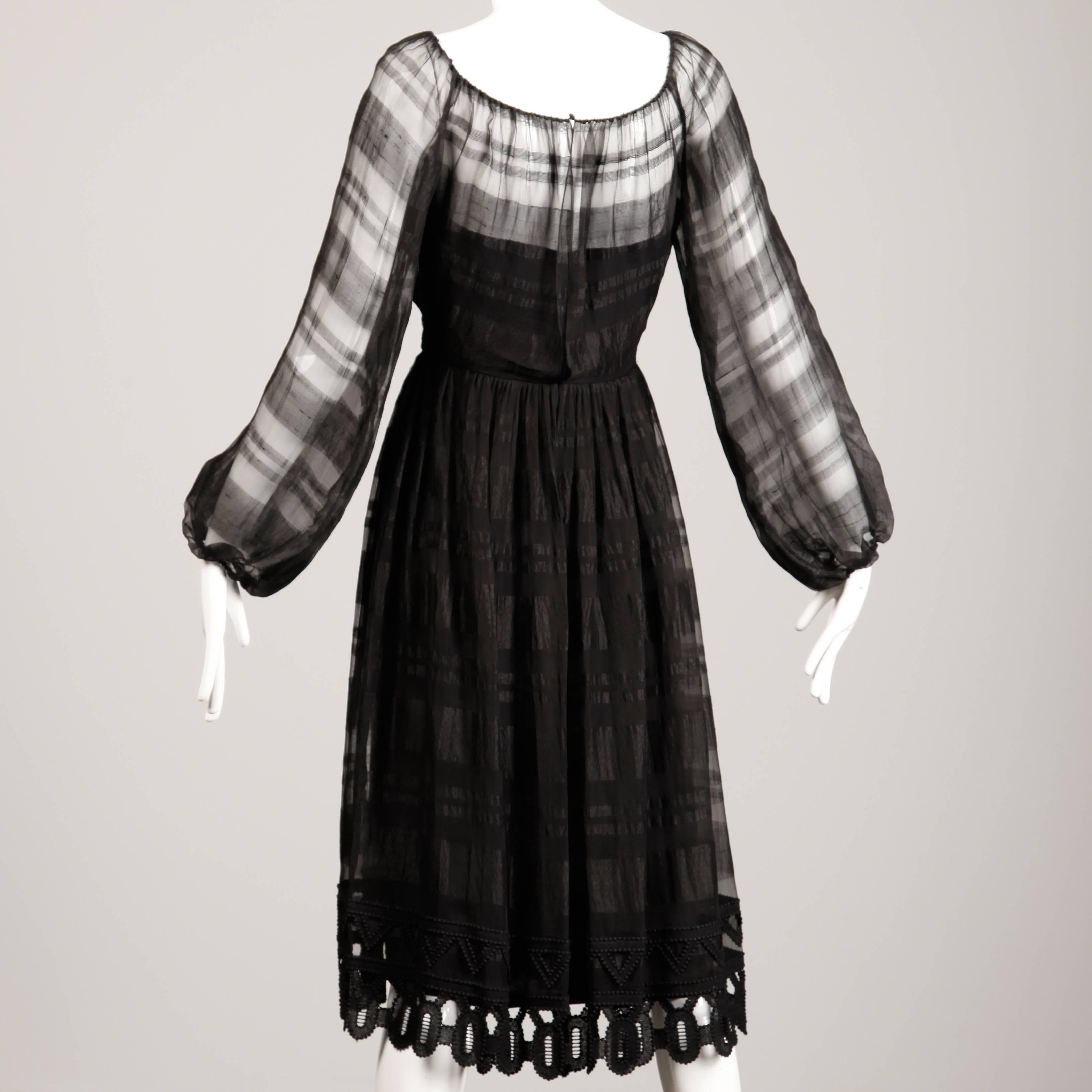Impresionante vestido vintage Werle de seda fina con mangas blusón y adornos de encaje. Este vestido tiene cierre trasero de cremallera, corchete y botón. No hay talla marcada, pero se ajusta como una talla moderna media-grande. El busto mide 36
