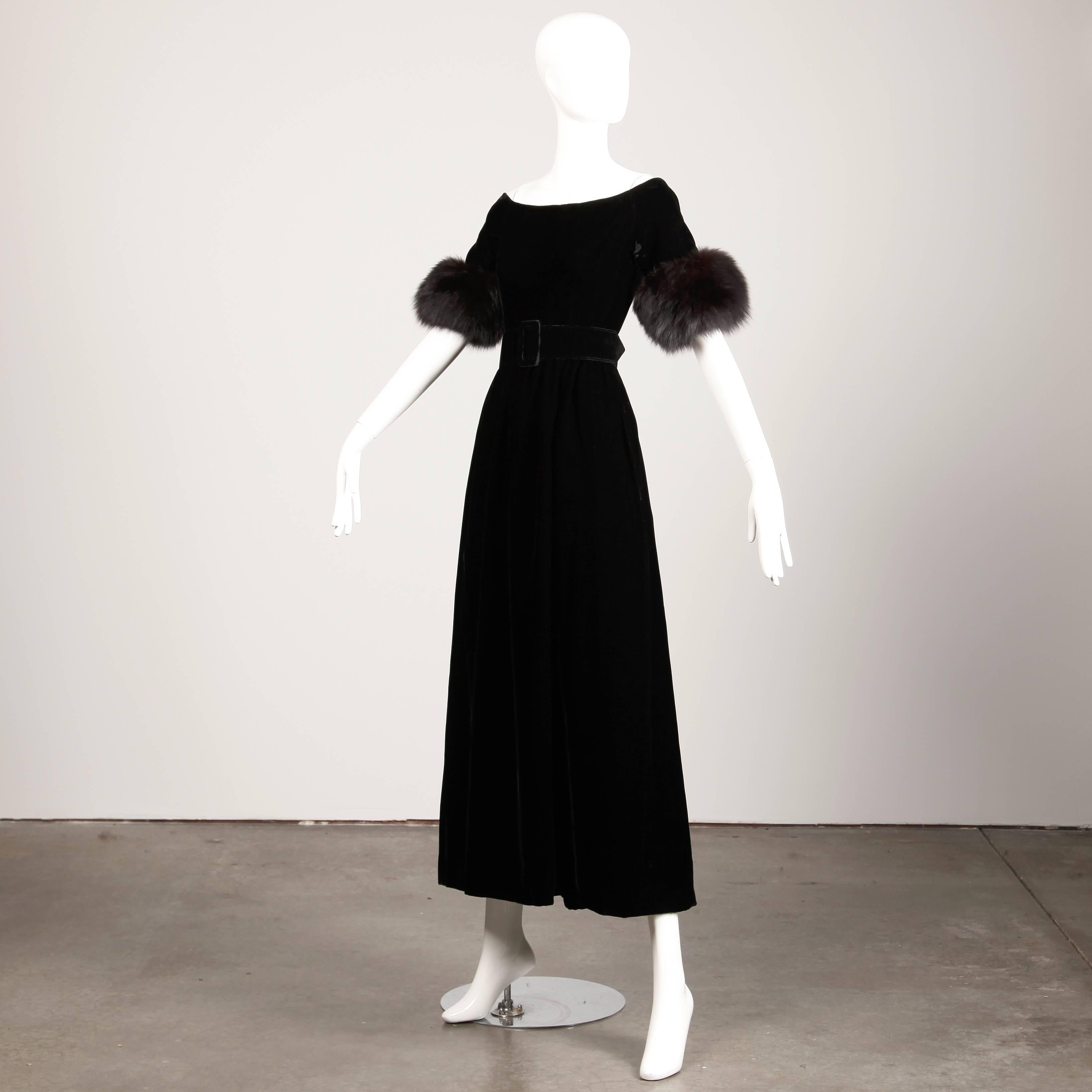 Stunning 1960s vintage black velvet Oscar de la Renta gown with fox fur cuffs and matching belt. Fully lined with rear zip closure. This has no marked size but fits like a modern size medium. The bust measures 34-36