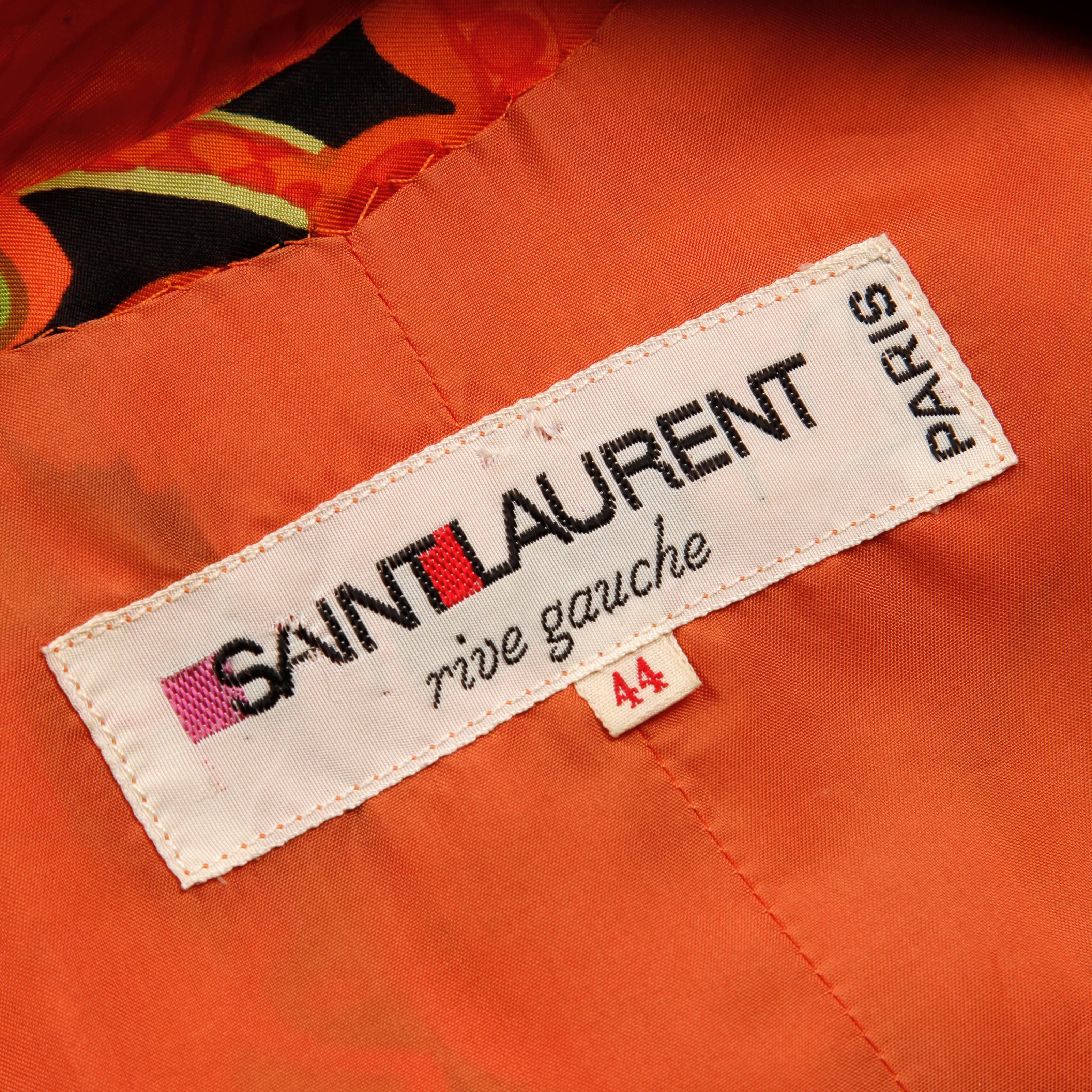 Rare robe vintage Yves Saint Laurent Rive Gauche des années 1960 en soie imprimée. Entièrement doublé, il est doté d'un nœud papillon et de manches longues. Coutures faites à la main sur l'ensemble de la pièce, y compris les boutonnières ! La taille