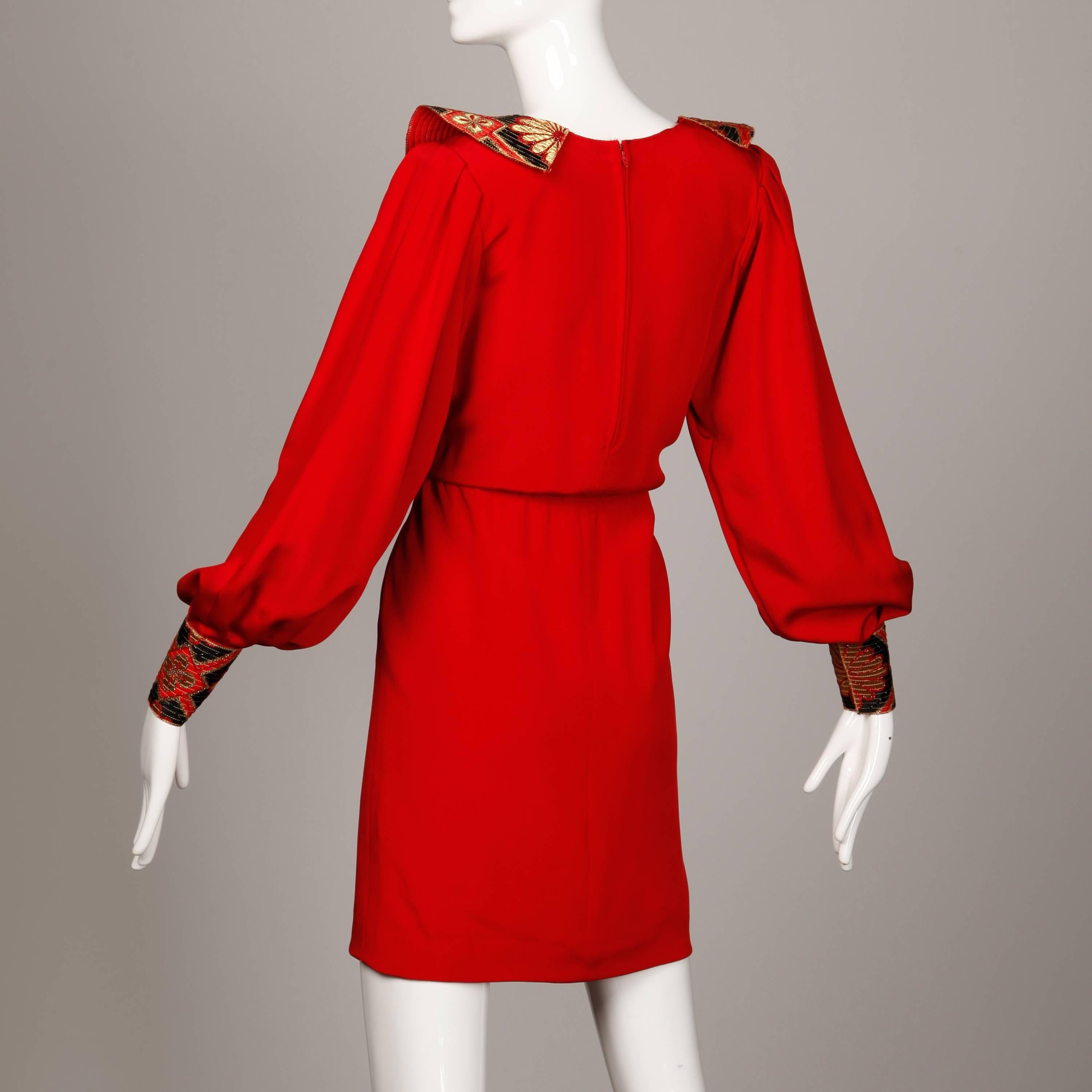 Amen Wardy Vintage Asiatisch inspiriertes rotes Seidenkleid mit Strasssteinen im Angebot 1