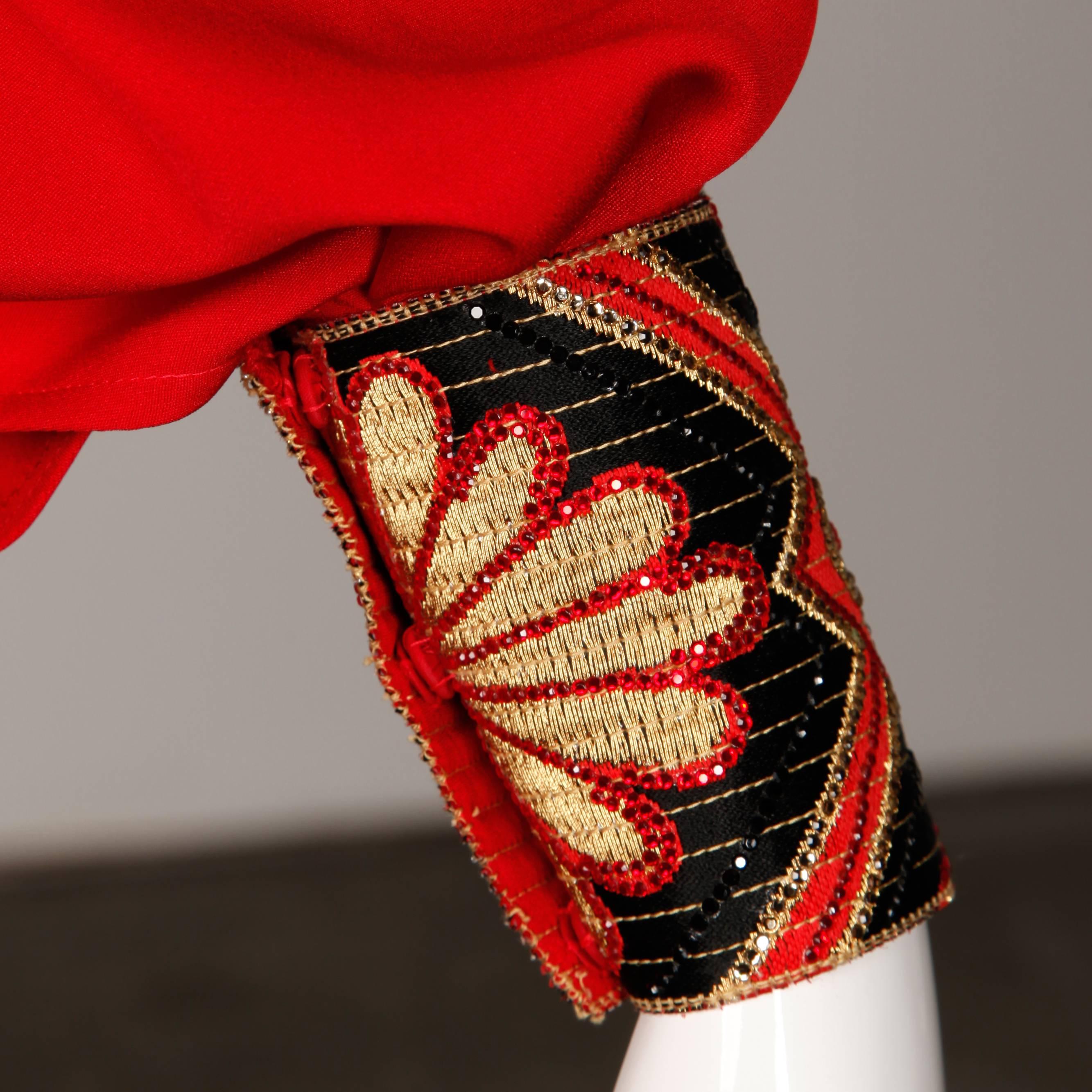 Amen Wardy Vintage Asiatisch inspiriertes rotes Seidenkleid mit Strasssteinen Damen im Angebot