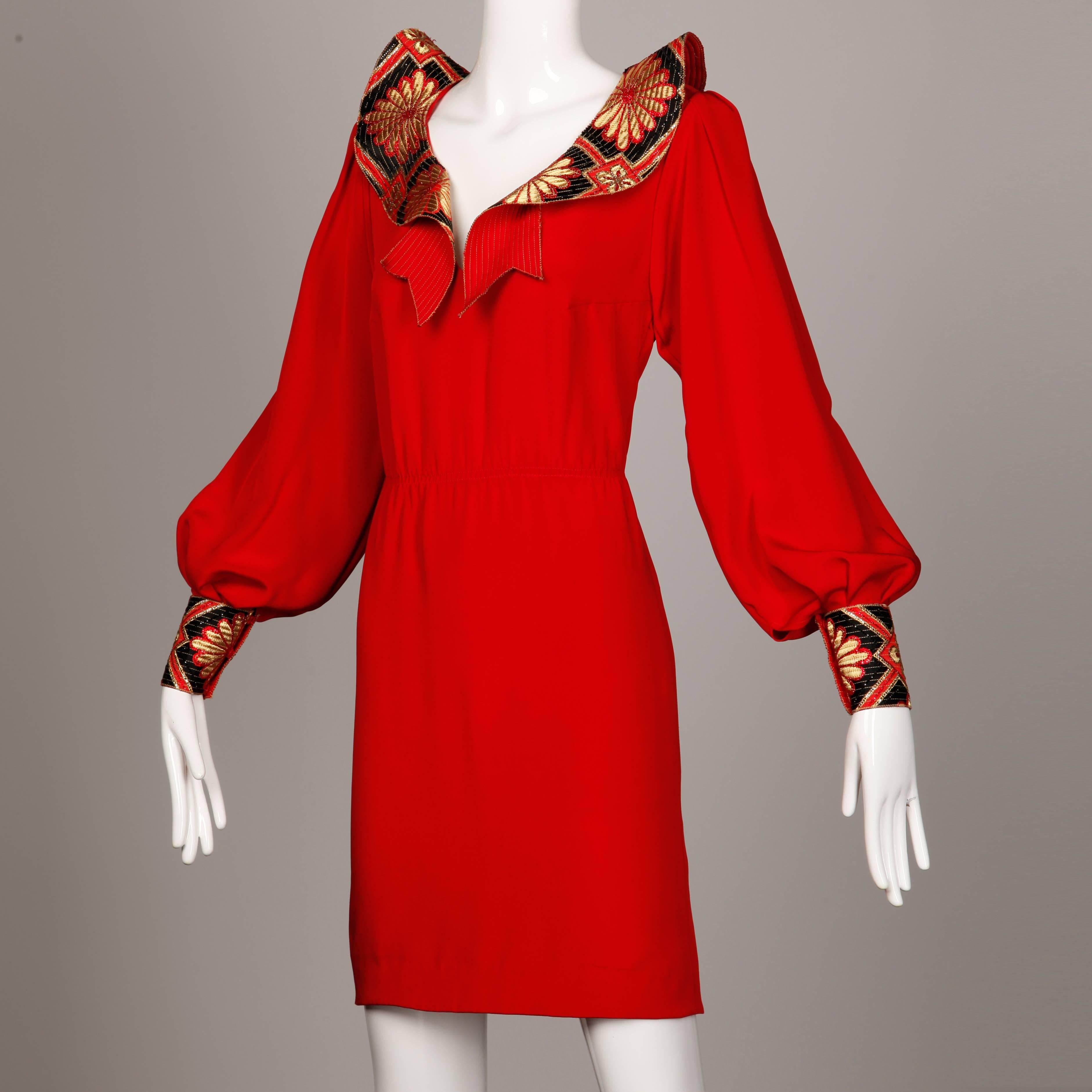 Amen Wardy Vintage Asiatisch inspiriertes rotes Seidenkleid mit Strasssteinen (Rot) im Angebot