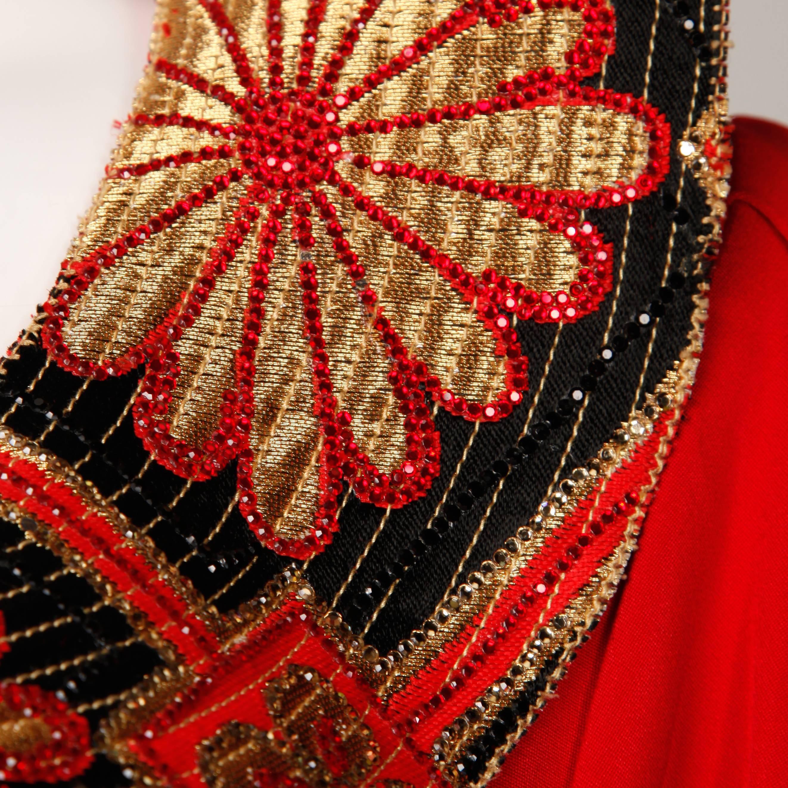 Rotes Seidenkleid im Vintage-Stil mit einzigartigem, asiatisch inspiriertem Metallic-Besatz in Gold, Rot und Schwarz, der mit winzigen Strasssteinen besetzt ist. Volle Ärmel, die mit verdeckten Druckknöpfen geschlossen werden. Origami-Kragen.