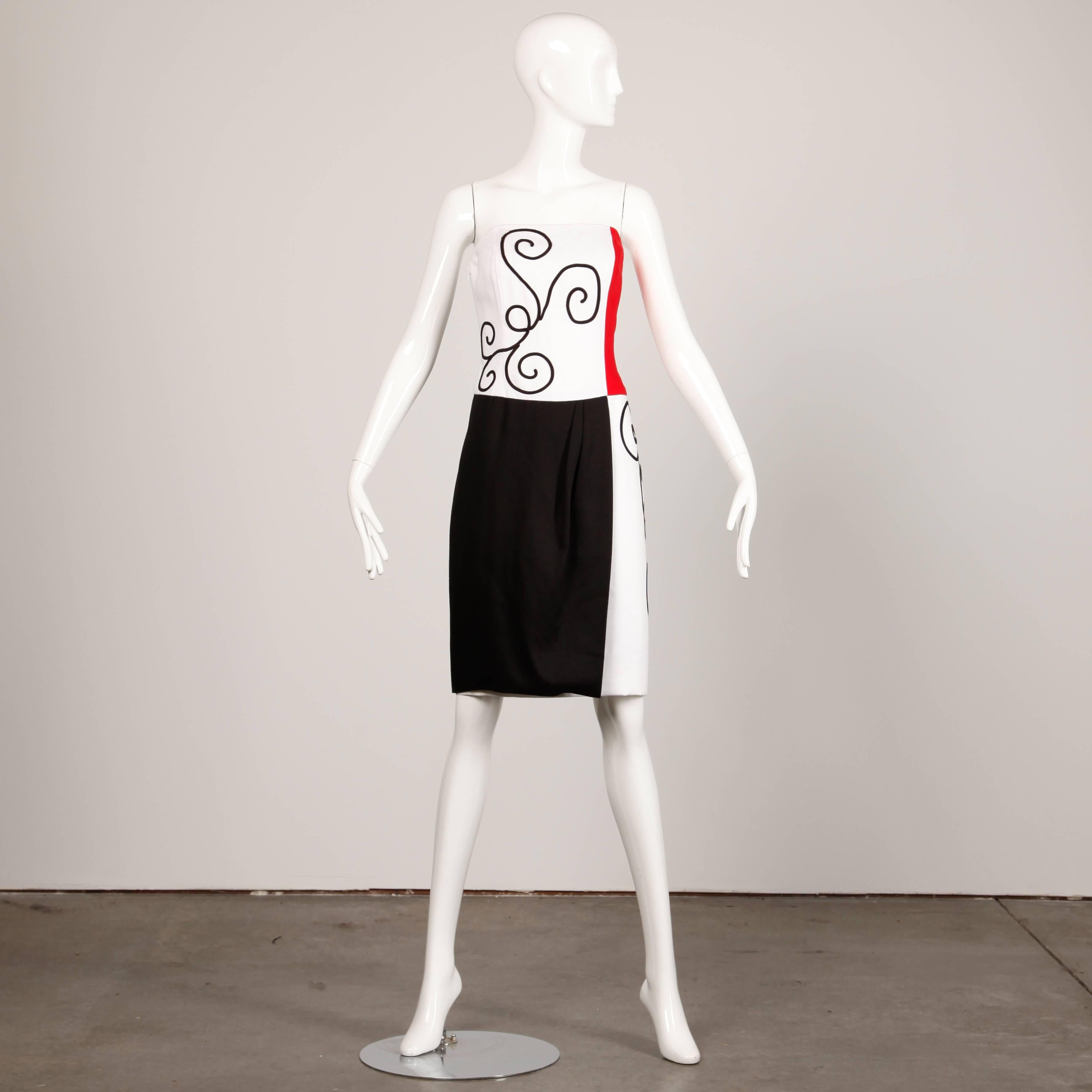 Seltenes schwarz-weiß-rotes trägerloses Kleid von Pierre Balmain aus den 1980er Jahren. Gesticktes Rollendetail. Vollständig gefüttert mit seitlichem Reißverschluss und Hakenverschluss. Es ist keine Größe angegeben, aber das Kleid passt wie eine