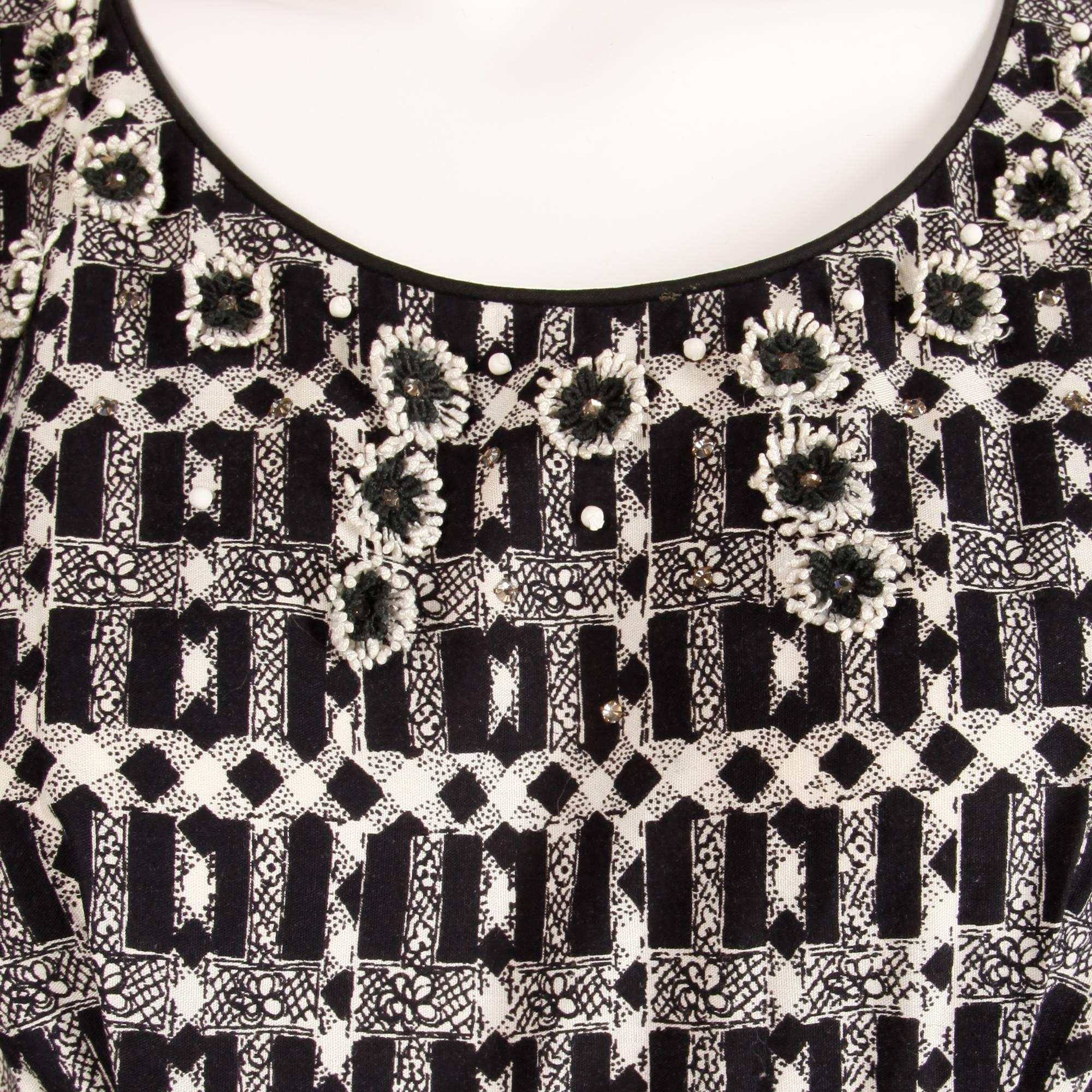 1950s Vintage Black + White Cotton Patio Dress with Rhinestone Flower Appliques In Excellent Condition In Sparks, NV