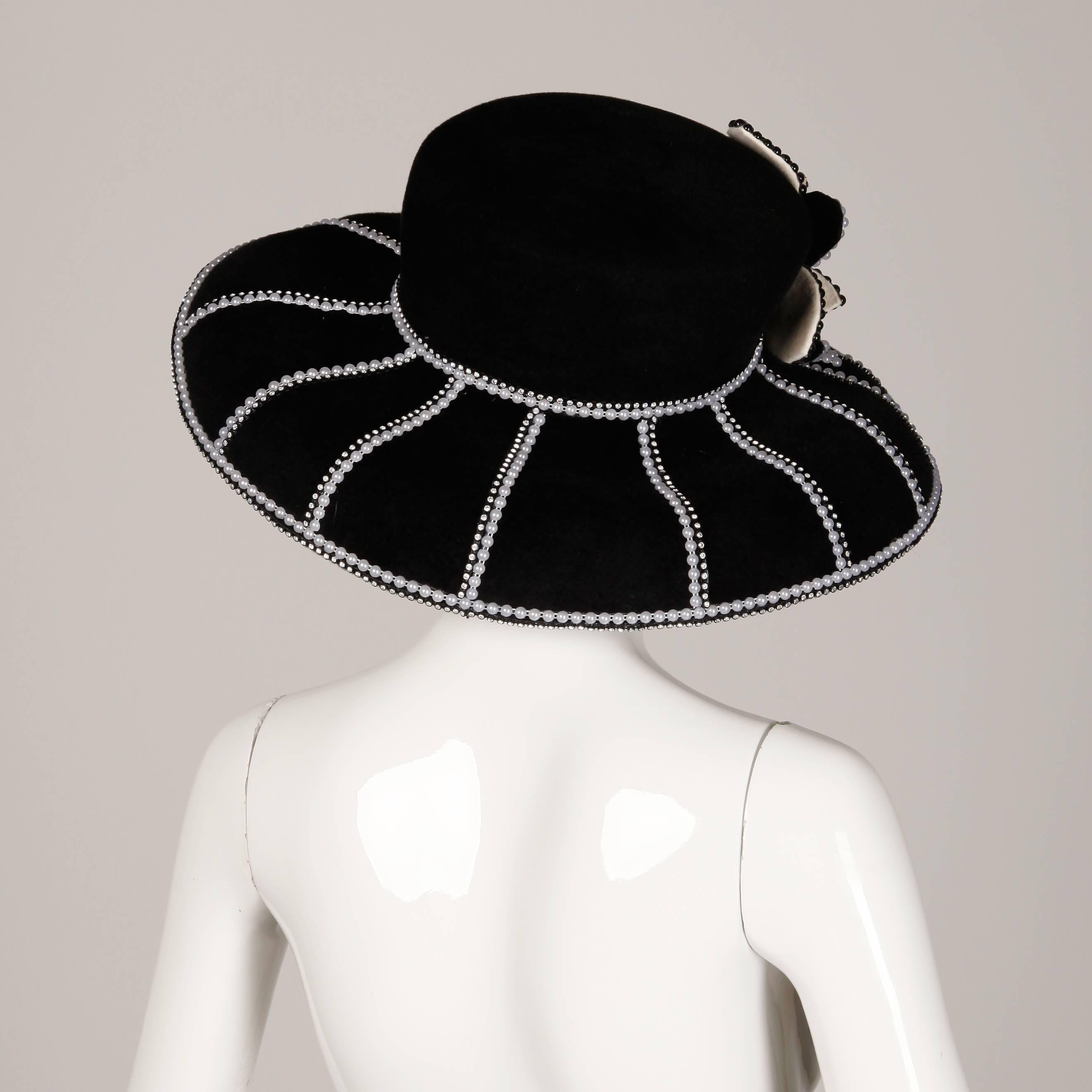 George Zamau'l Vintage Schwarz + Weiß Perlen Blume verschönert Strass Hut im Angebot 1