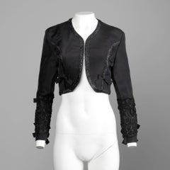 1990s Gemma Kahng Vintage Chaqueta Bolero de Seda Negra con Detalle de Lazo