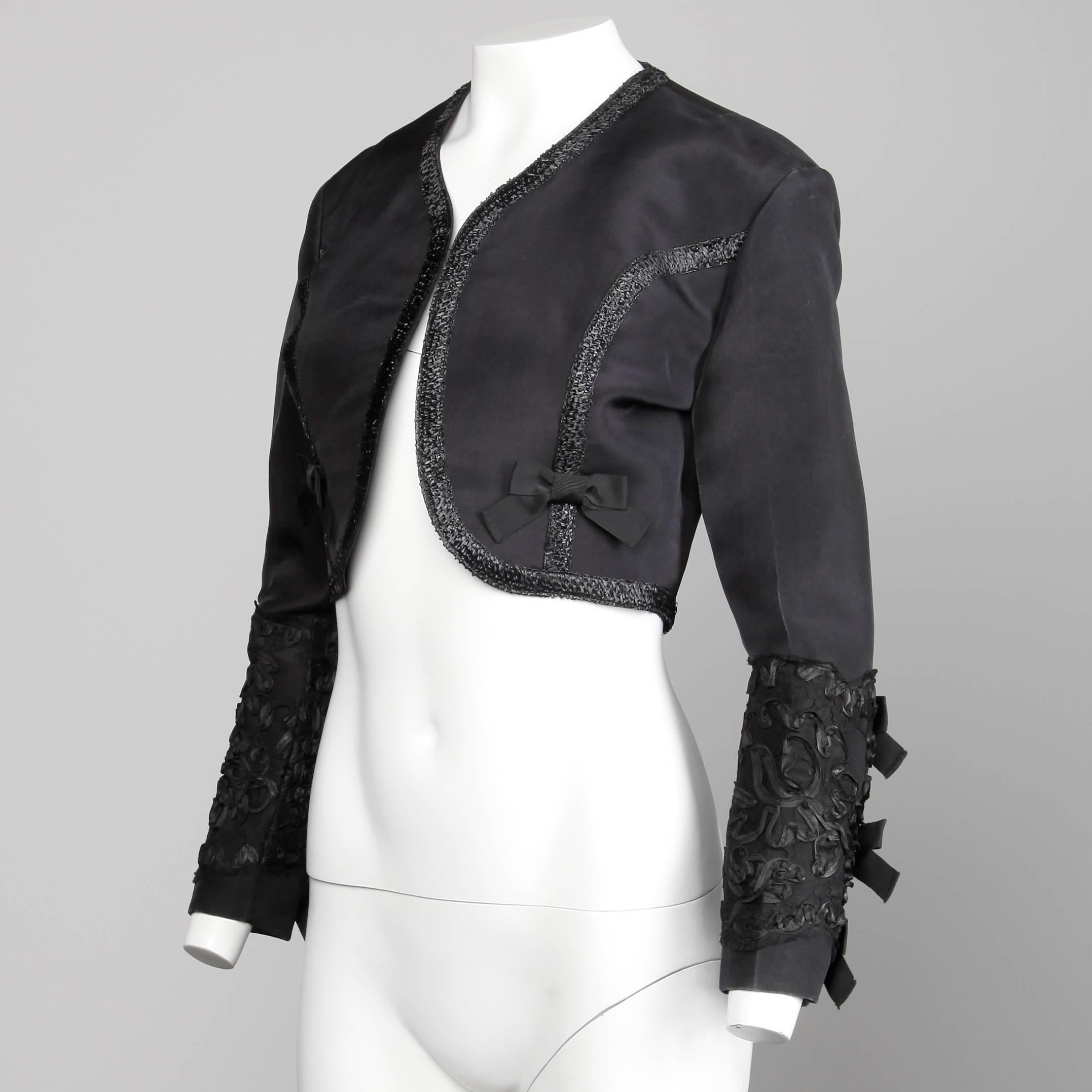 Noir Gemma Kahng - Veste boléro courte en soie noire vintage avec nœud, années 1990 en vente