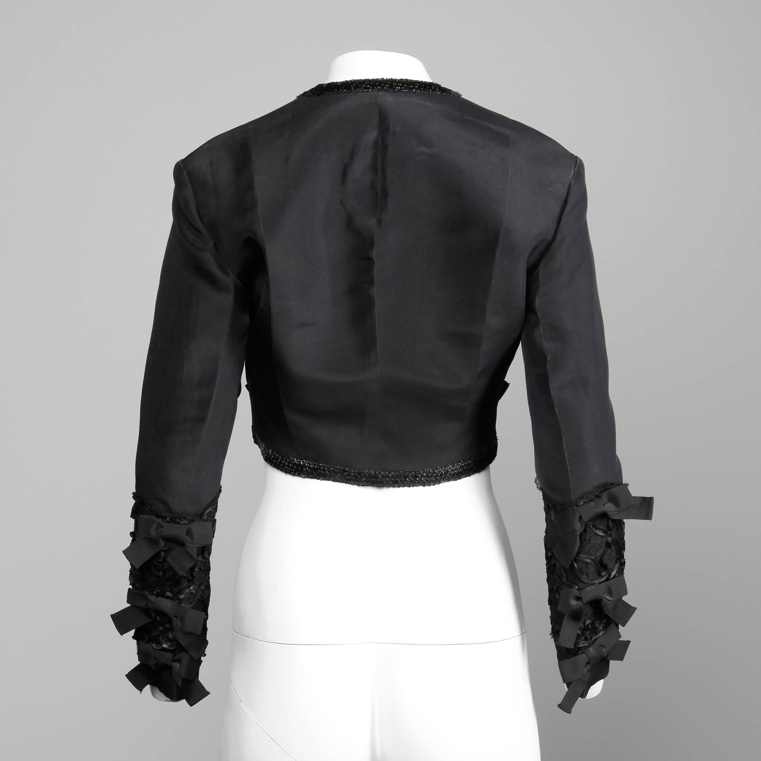 1990er Gemma Kahng Vintage Schwarz Seide Cropped Bolero Jacke mit Schleifendetail Damen im Angebot