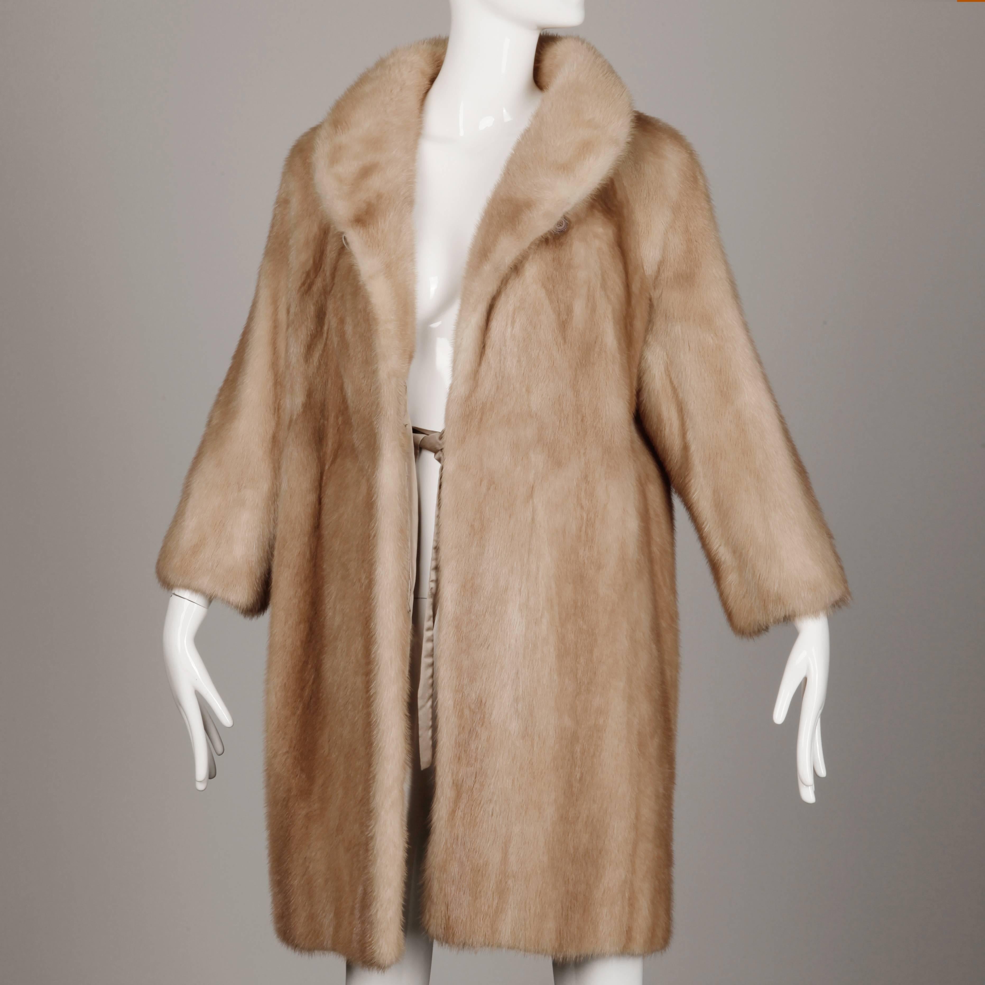 1960s Vintage Autumn Haze or Beige Mink Fur Coat with Pop Up Collar In Excellent Condition In Sparks, NV