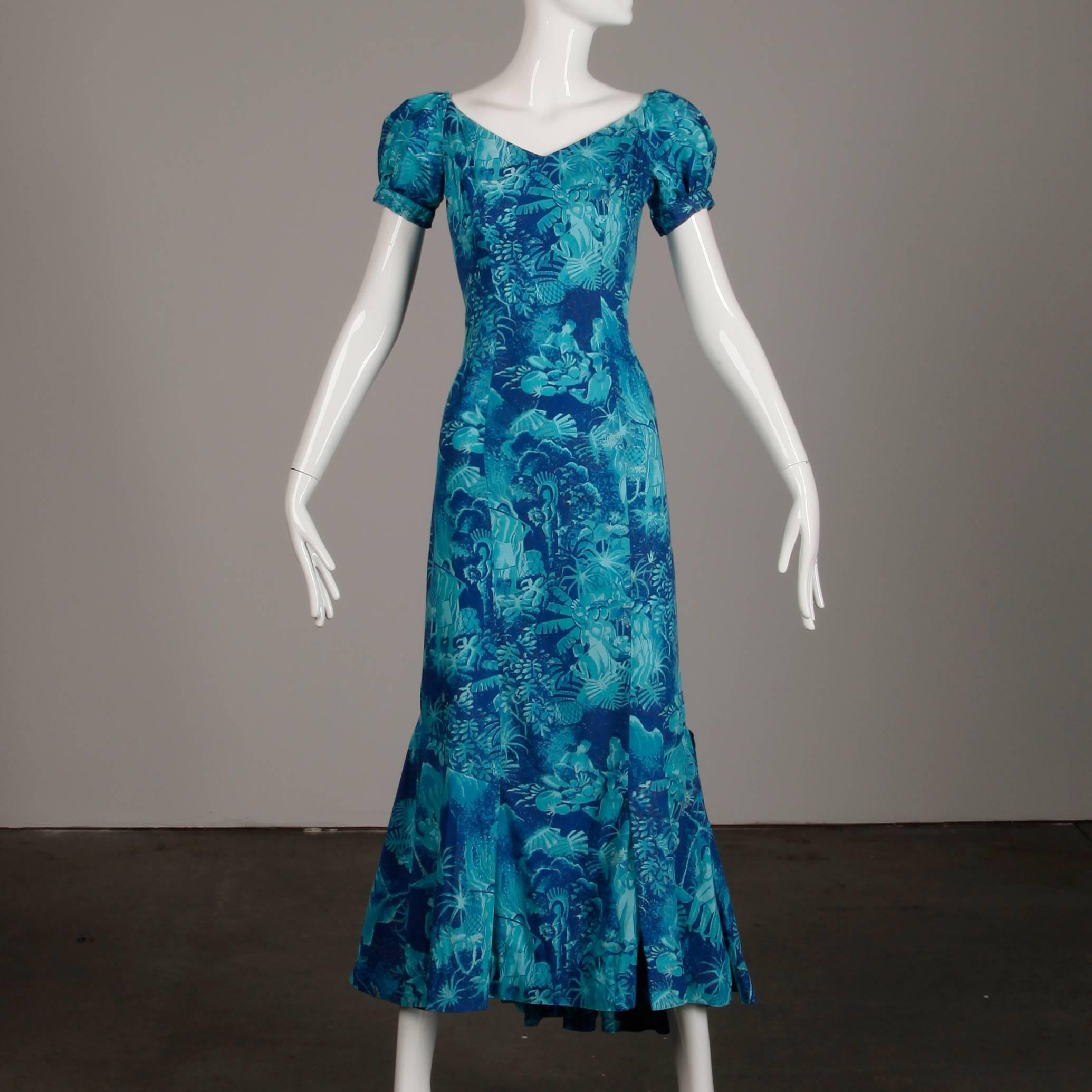 Rare 1940s-1950s Alfred Shaheen Blue + Gold Novelty Hawaiian Tikki Print Dress In Excellent Condition In Sparks, NV
