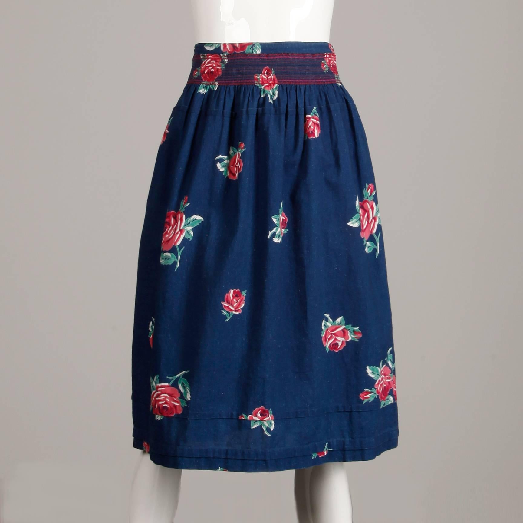 Ravissante jupe en denim vintage des années 1970 à imprimé floral de Kenzo. Non doublé avec fermeture par bouton sur le côté. La taille marquée est 38, et la jupe s'adapte comme une taille petite moderne. 100% coton. La taille mesure 25