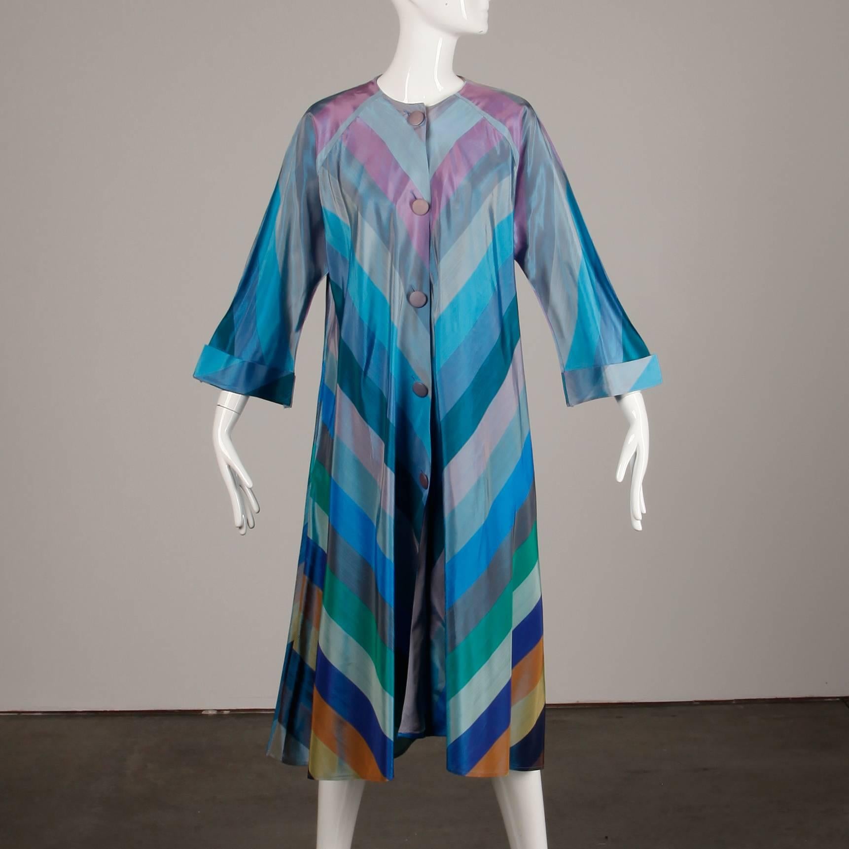 1940er Jahre Vintage Regenbogen gestreifter Chevron leichter Staubmantel oder Robe aus Taft Damen im Angebot