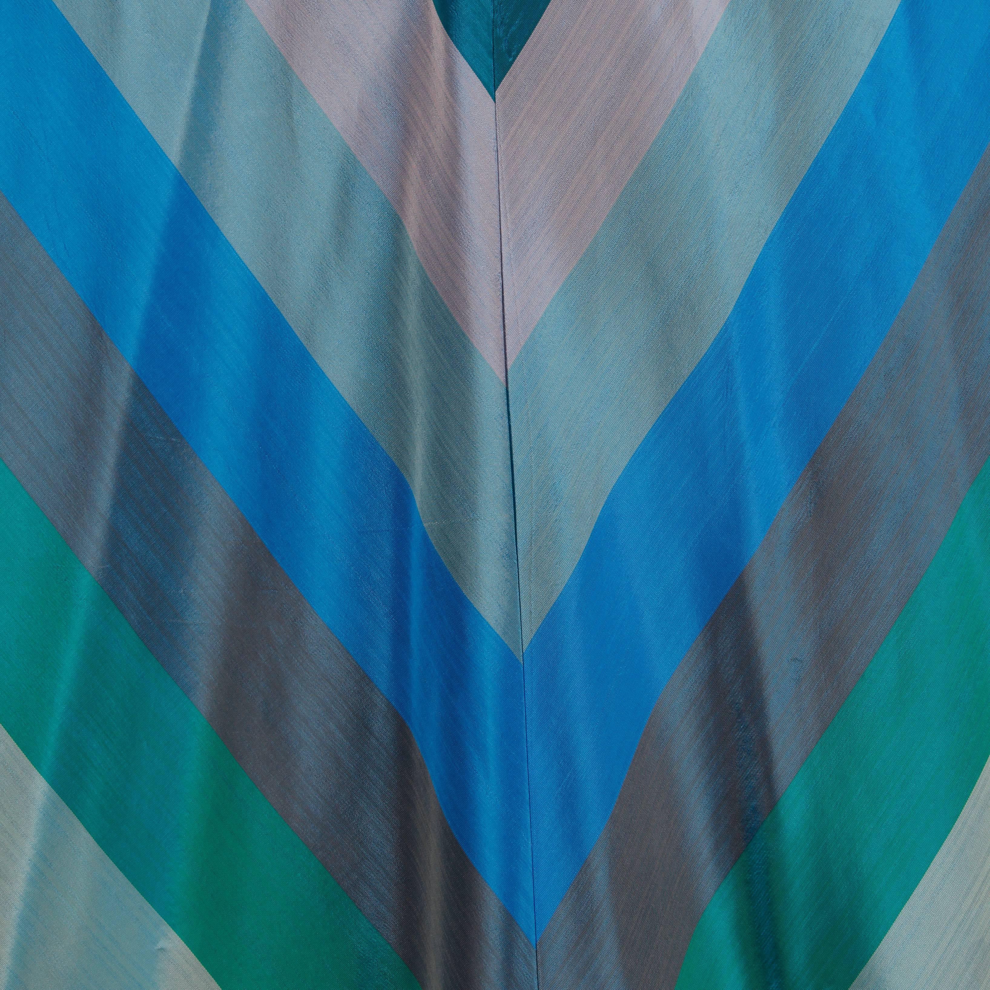 Unglaubliche Farben! Dieser leichte Staubwedel oder Morgenmantel aus den 1940er Jahren zeichnet sich durch ein wunderschönes gestreiftes Chevron-Muster aus. Ungefüttert mit Knopfverschluss vorne. Versteckte Seitentaschen. Die angegebene Größe ist